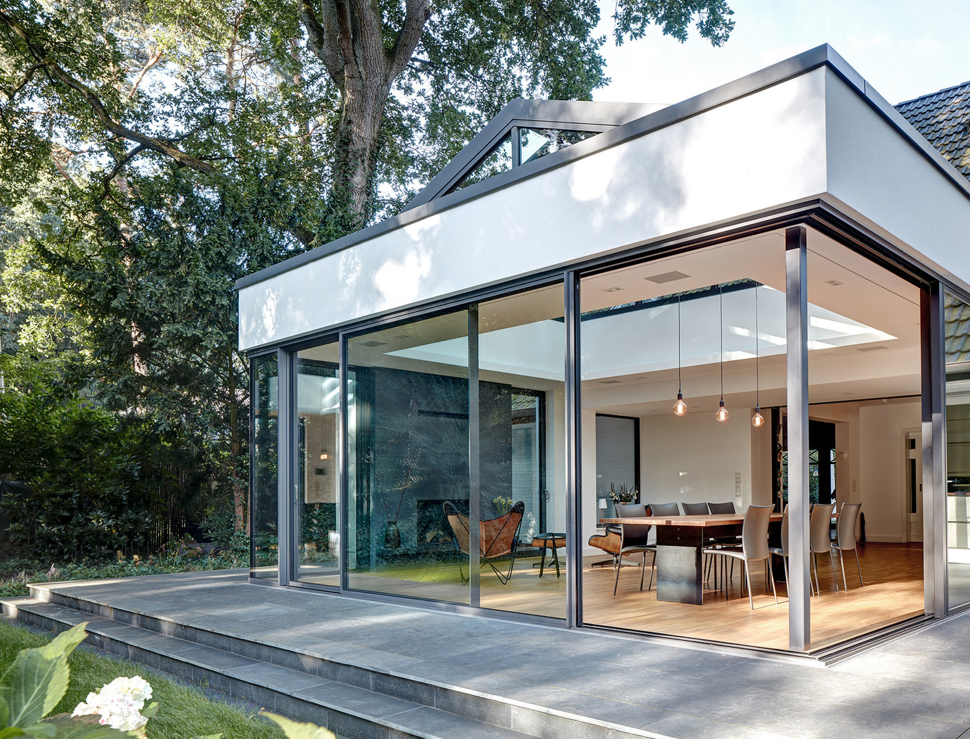 There are also virtually no limits between inside and outside: the profiles of the windows are only 34 millimeters wide.