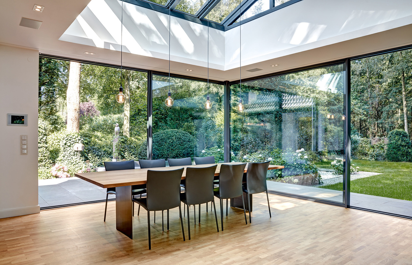 The cero sliding windows courtesy of Solarlux can be opend easily by hand or motor. The glass hip roof ensures a optimal influx of daylight.