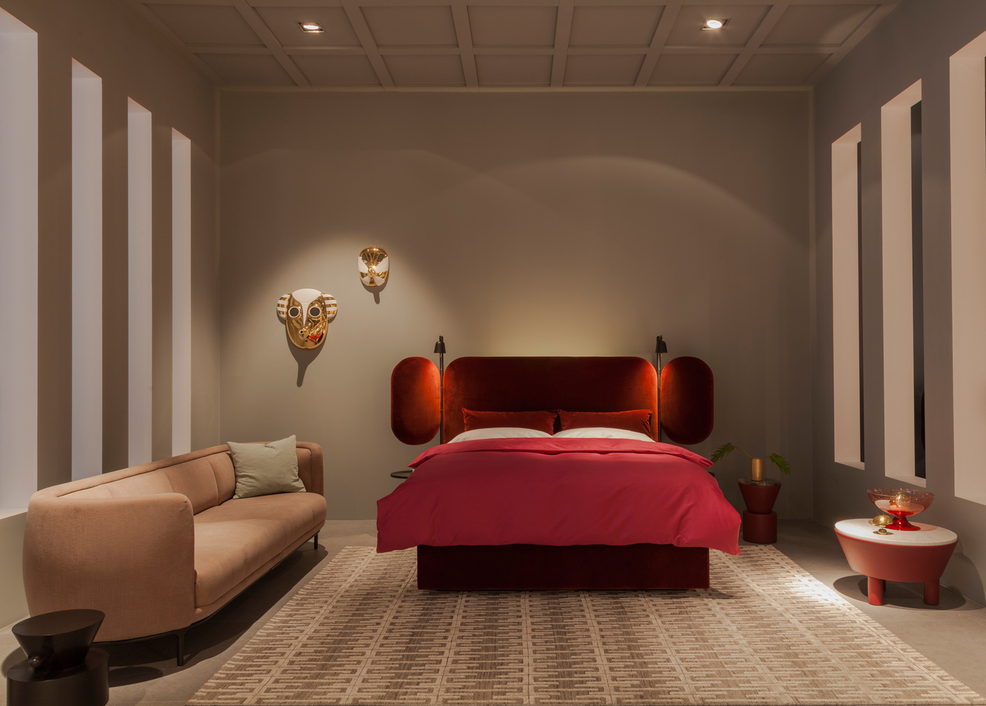 Geadelt aus bordeauxrotem Samt: Das Bett aus der Kollektion „Wittmann Hayon Workshop“.