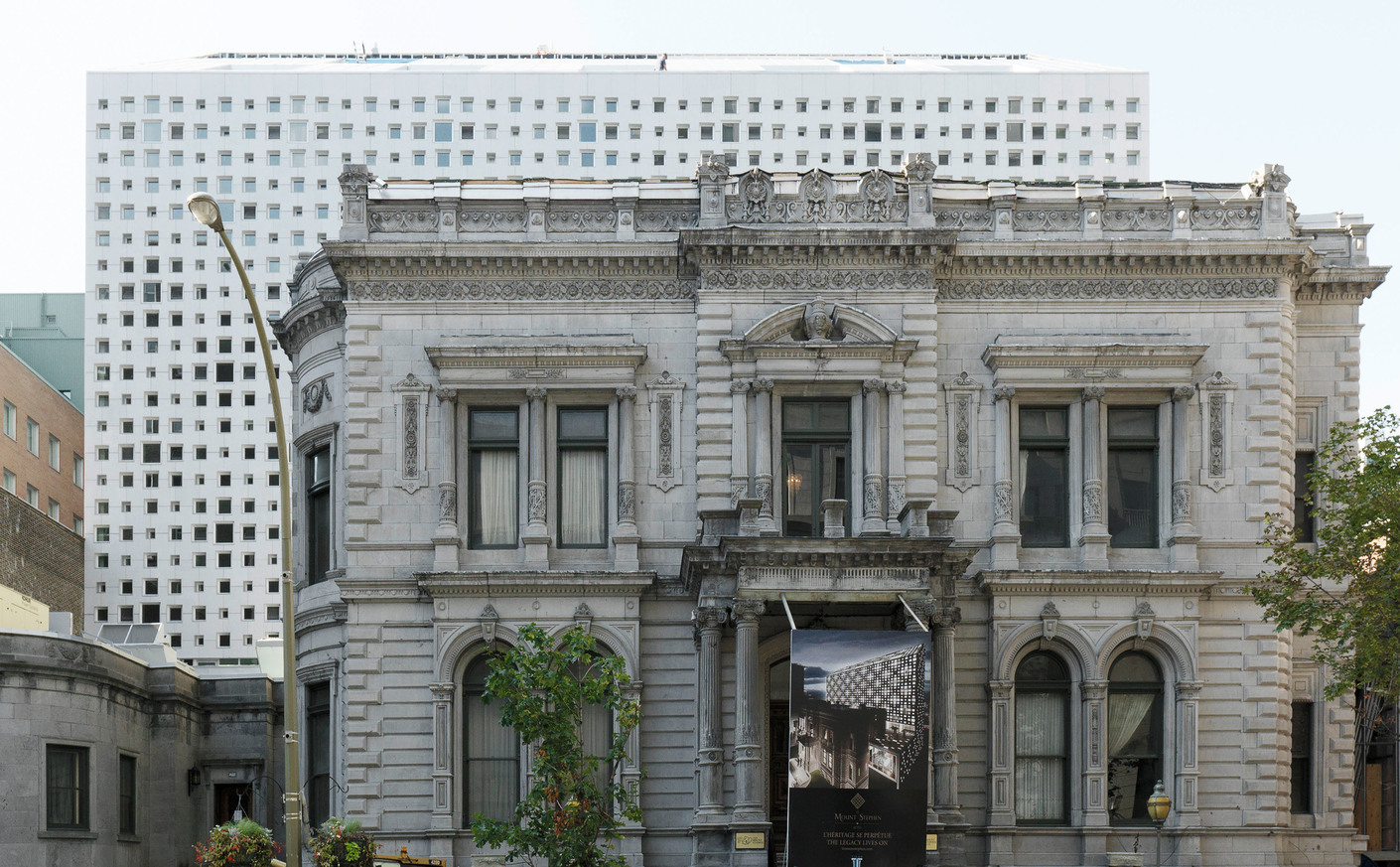 The facade of fiberglass-reinforced concrete by Rieder Smart Elements GmbH provides a minimalist and elegant backdrop for the venerable Mount Stephen Club in Montréal.