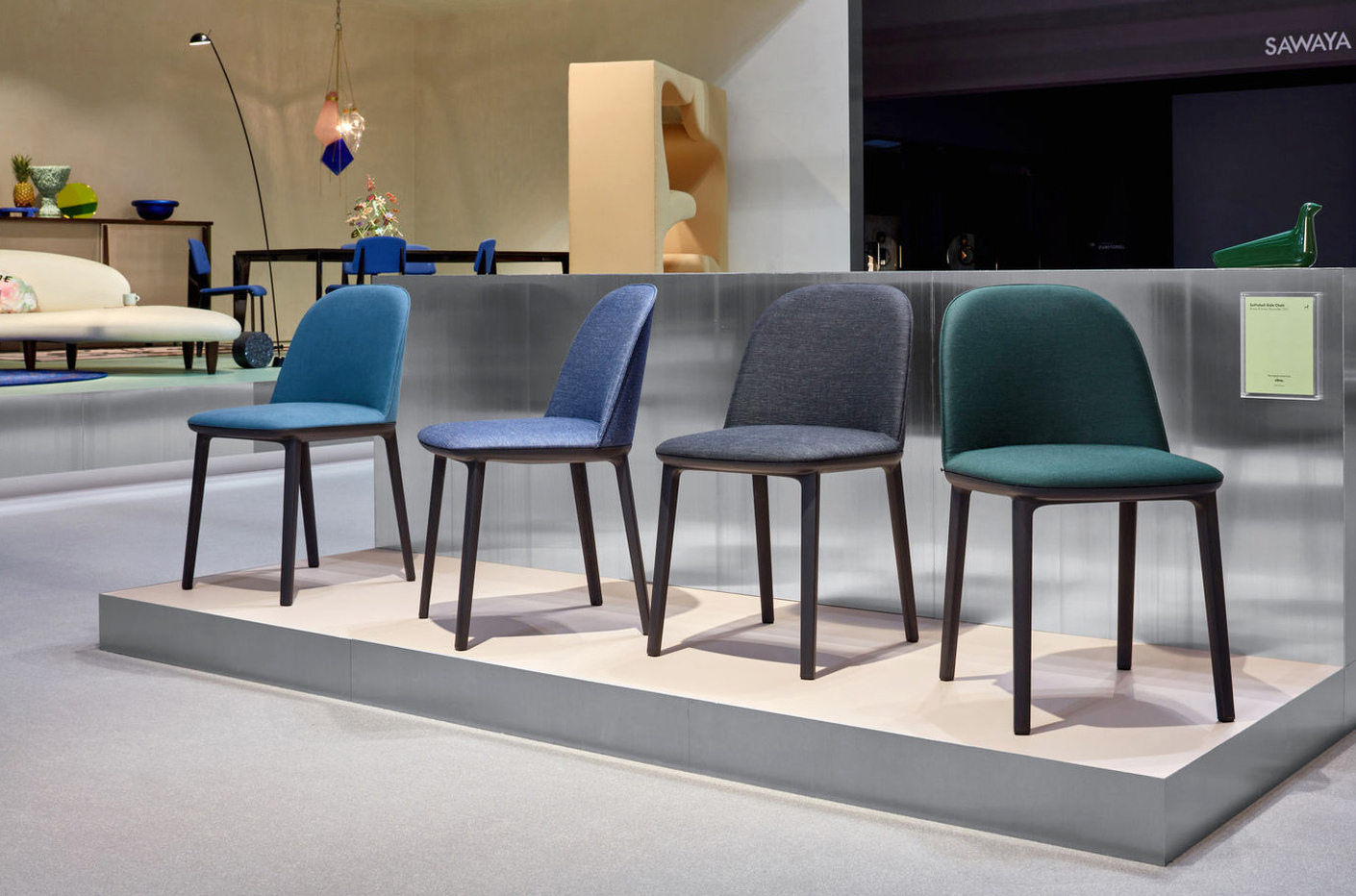 The successor to the "Softshell chairs" of the brothers Bouroullec offers flexible, vertically arranged slats under the lid of the backrest for a comfortable sitting.