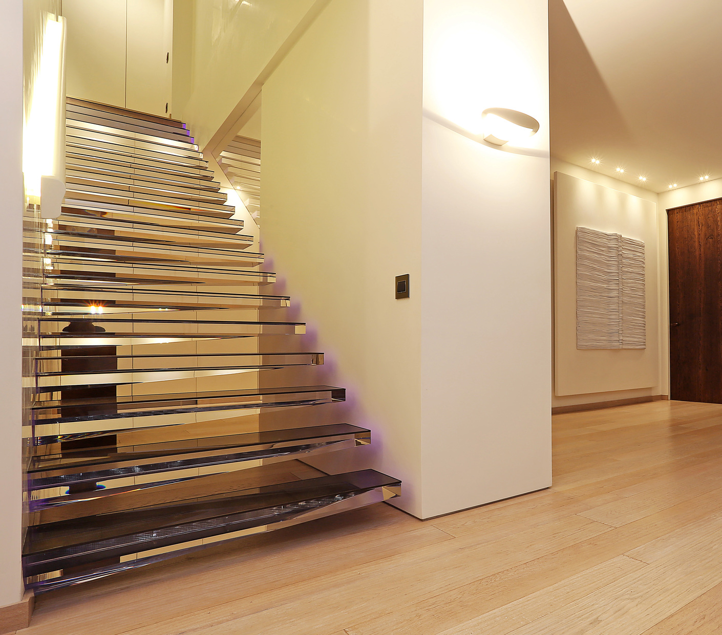 Even if the steps seem fragile, they are very sturdy underfoot: The acrylic blocks are anchored firmly in the wall by means of bolts and steel clamps.