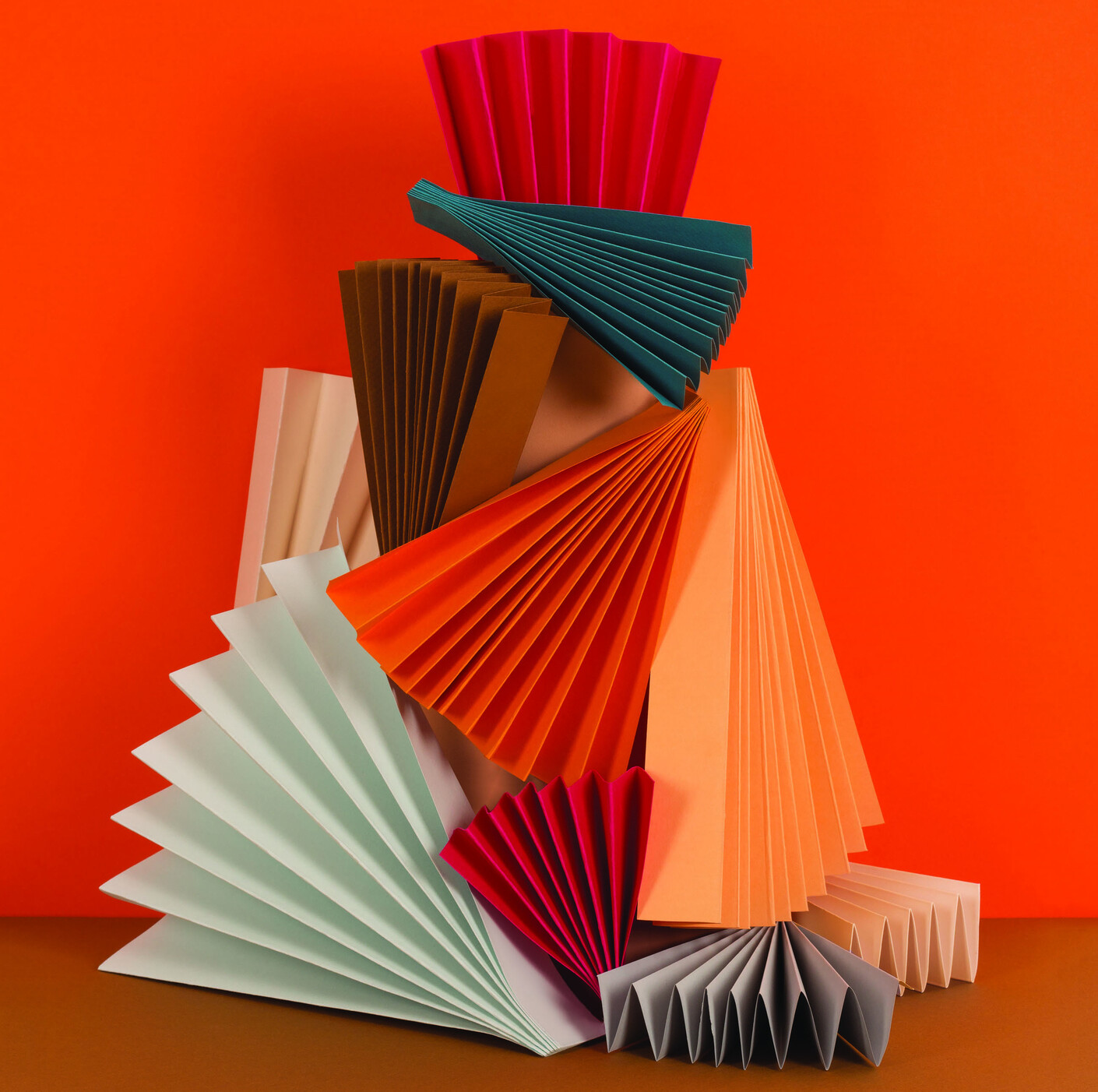Satte, warme Farben wie Reinorange und Braun werden durch kühle Spitzen in Azurblau aufgefrischt.