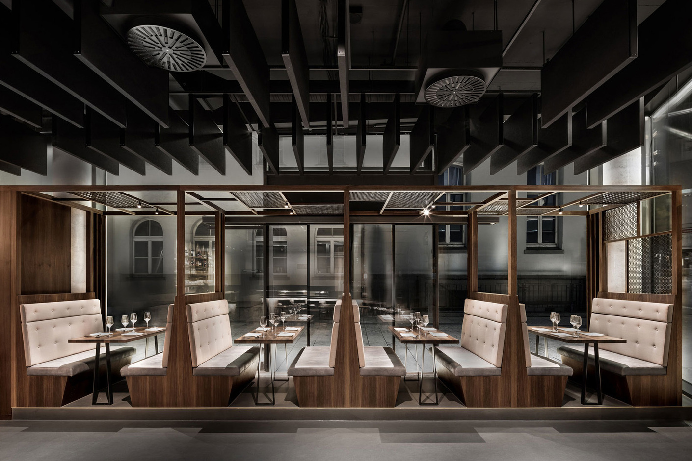 The seating areas at the entrance offers with high back cushions an undisturbed enjoyment of the Asian specialties.