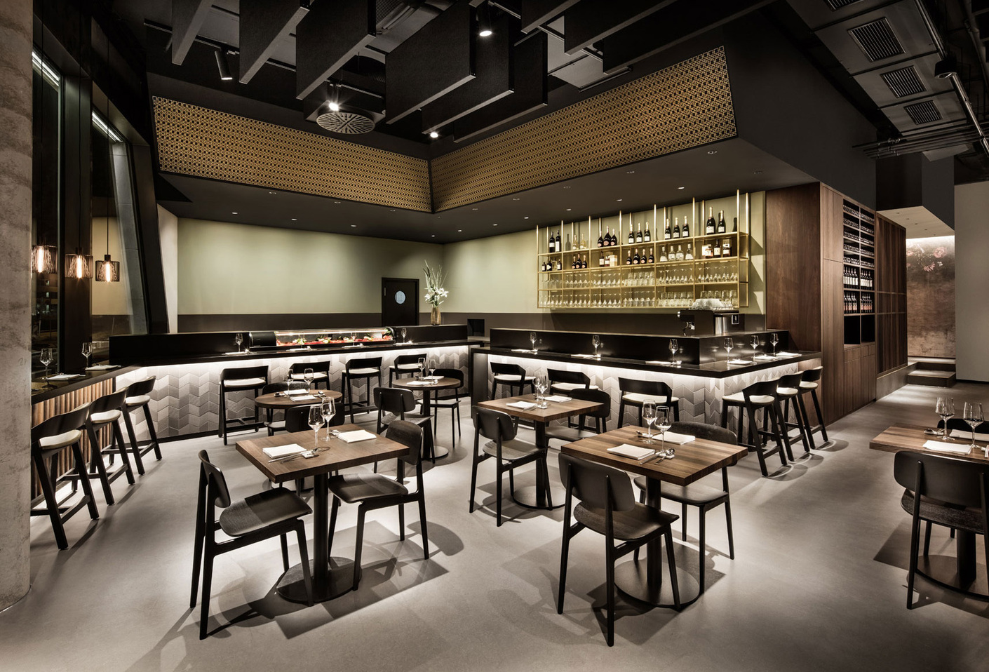 For an open communication the guest room provides a long counter and standalone tables.
