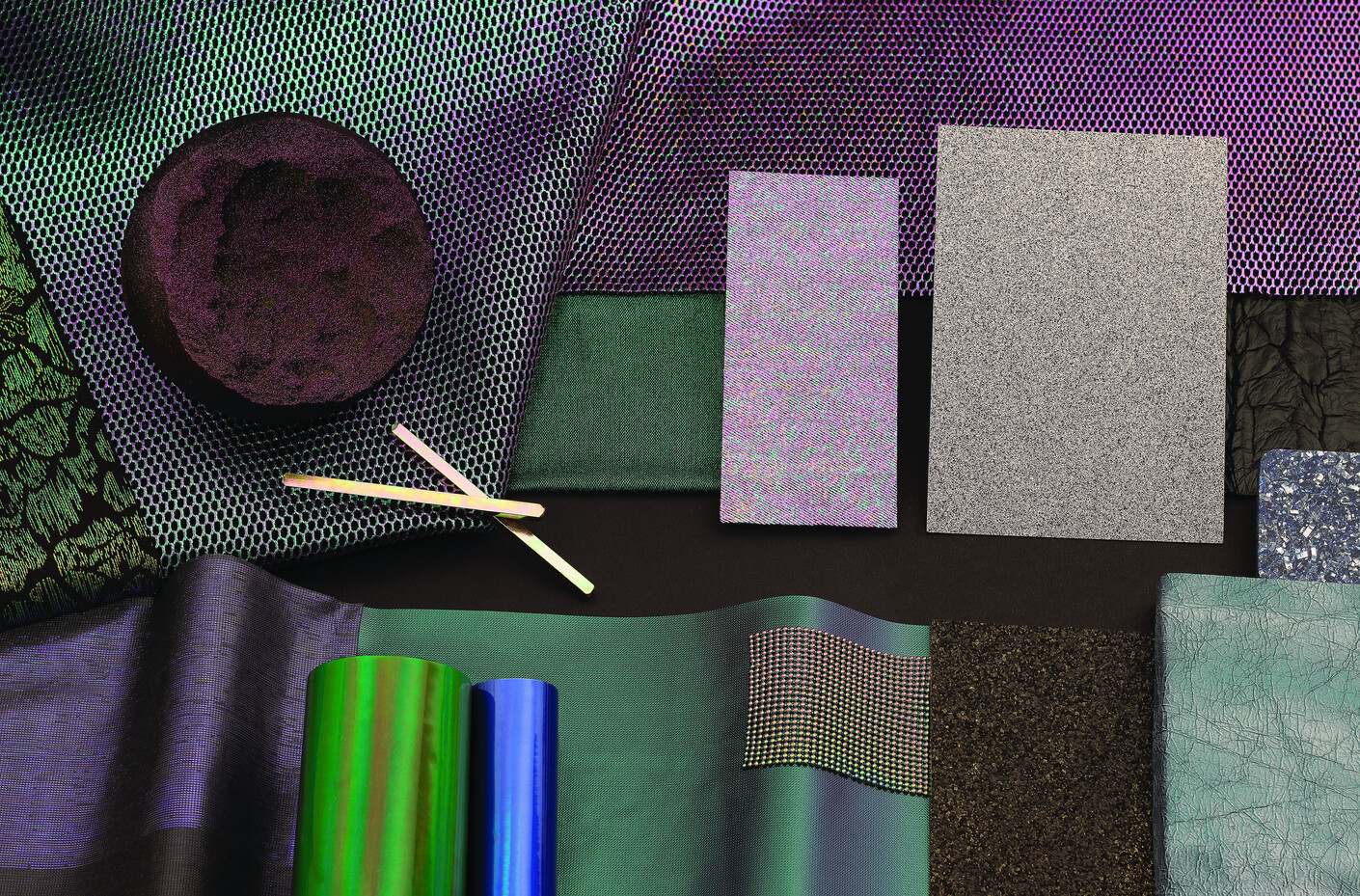 Mineral color tones and coarse surfaces conjure up a cosmic atmosphere in rooms.