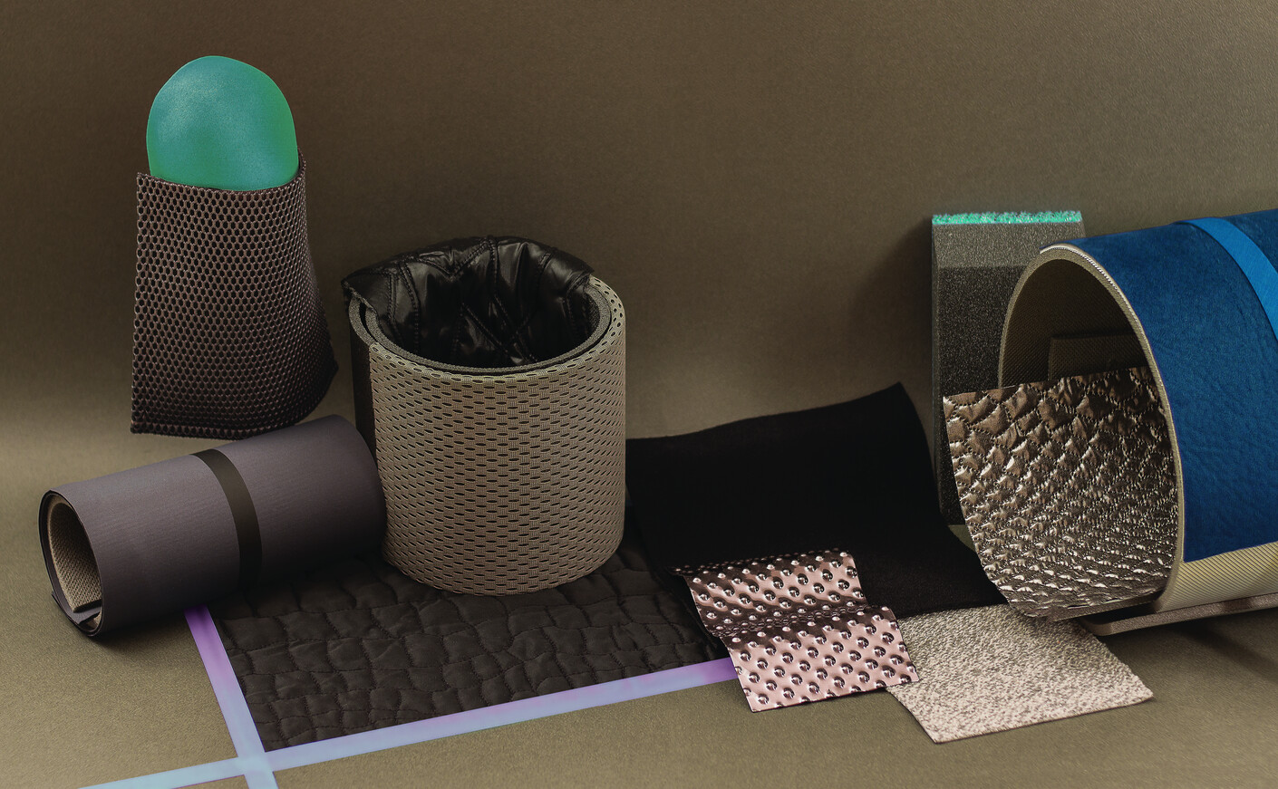 As a counterpart to the coarse structures, voluminous fabrics create a protective, soft outer skin.