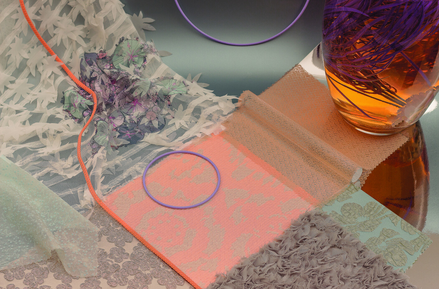 Florale Details: Stickereien, Spitzen und Jacquardmuster bilden eine zarte Landschaft.
