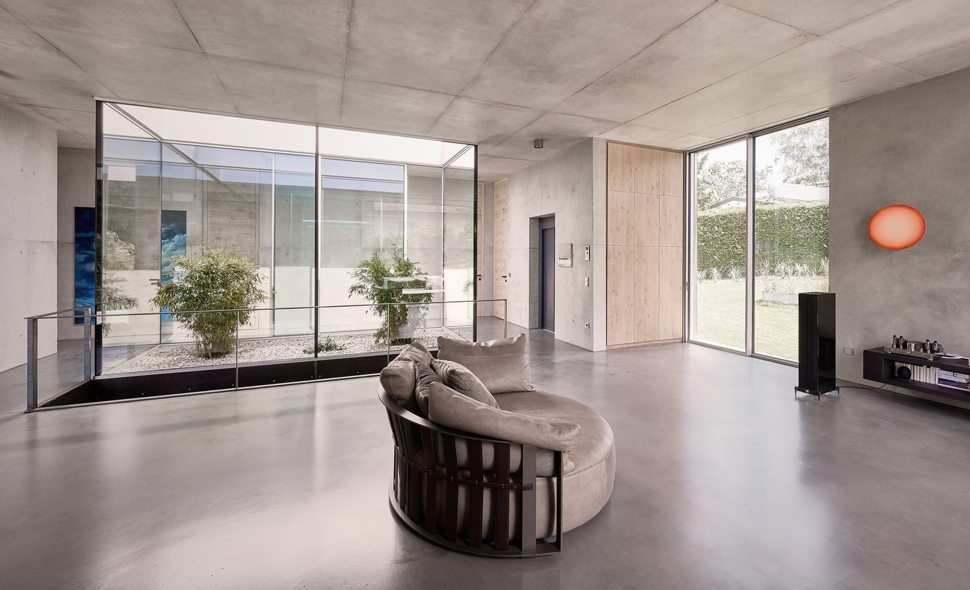 Eye-catcher: The reduced interior with the fair-faced screed and black linoleum floors provides an uncluttered view of the atrium with the cero windows.
