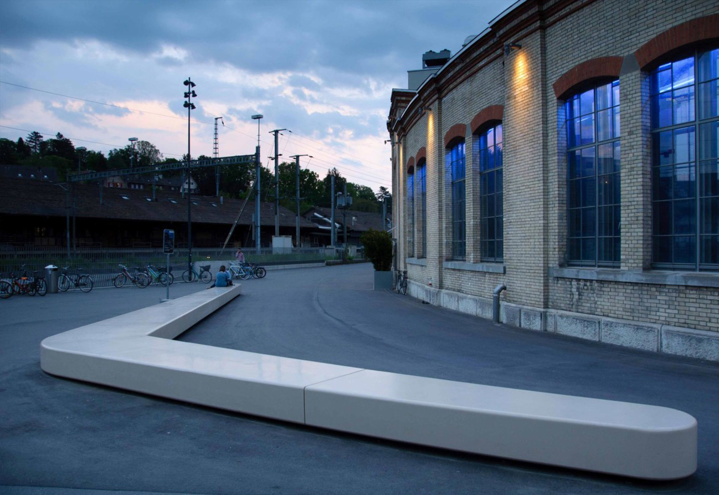 Bank aus DuPont Corian von Rotzler Krebs Landschaftsarchitekten in Winterthur