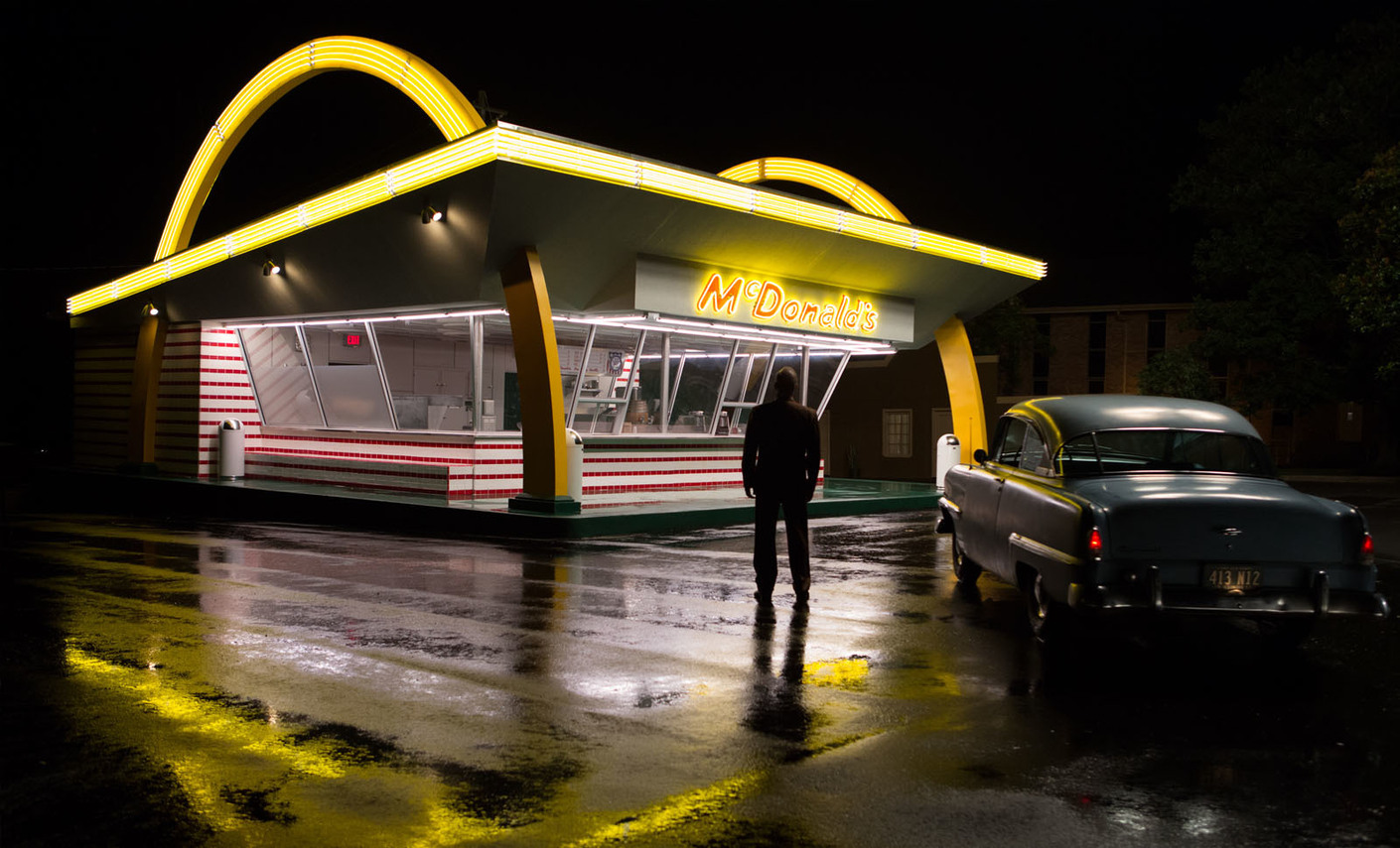 Michael Keaton als Ray Kroc vor einer frühen Version seiner Vision von McDonald's