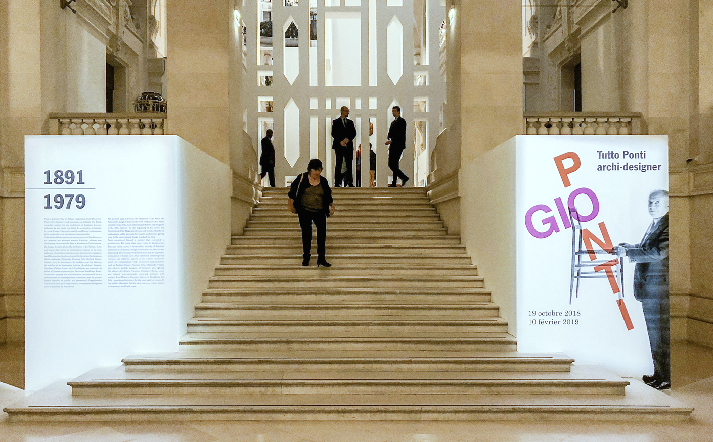 Der Eingang der Ausstellung im Musée des Arts Décoratifs. Die kunstvoll durchbrochene Wand im Hintergrund greift die Formen der Kathedrale von Tarent auf, entstanden in den Jahren 1964-1970 nach Plänen von Gio Ponti.