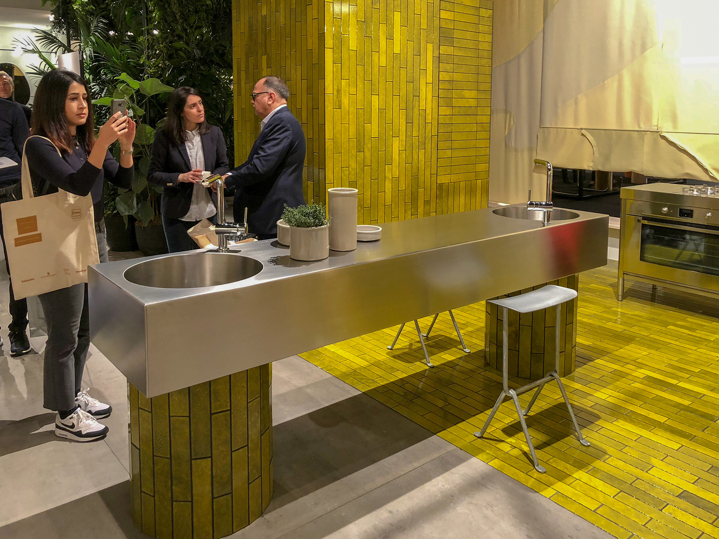 In their "house" at the imm cologne, Kate and Joel Booy designed the kitchen with elements from Alpes Knox and an armature from Grohe as the centre of a large all-encompassing space.