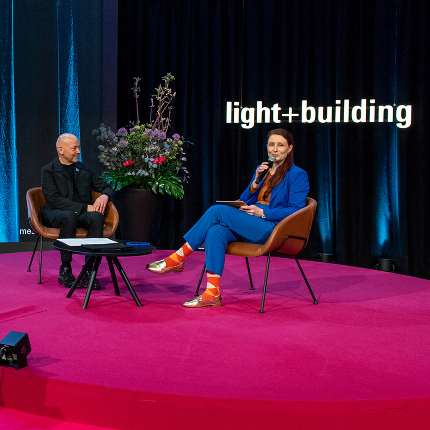 TS Q Talk Light Building