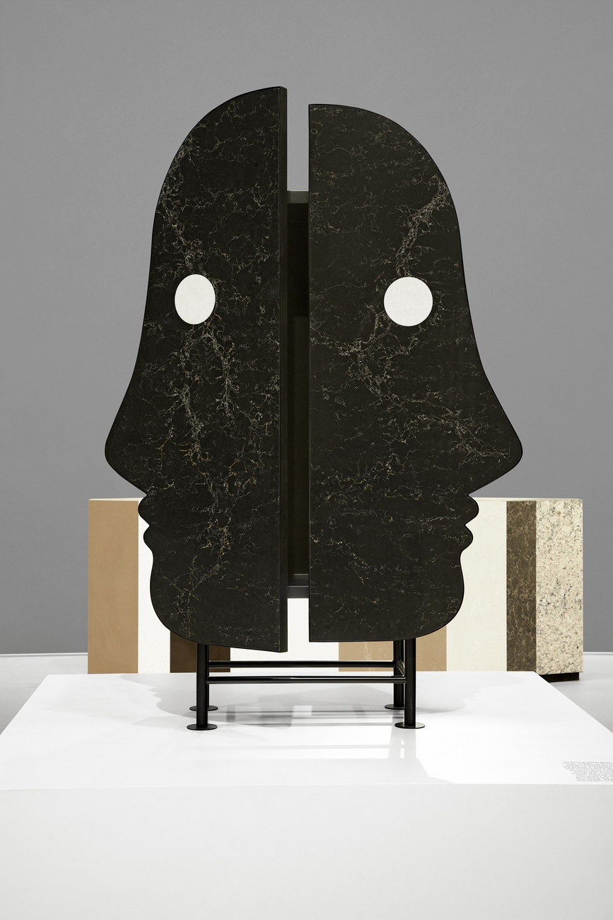 Das gedoppelte Profil erinnert an die Gemälde von Salvador Dalí.