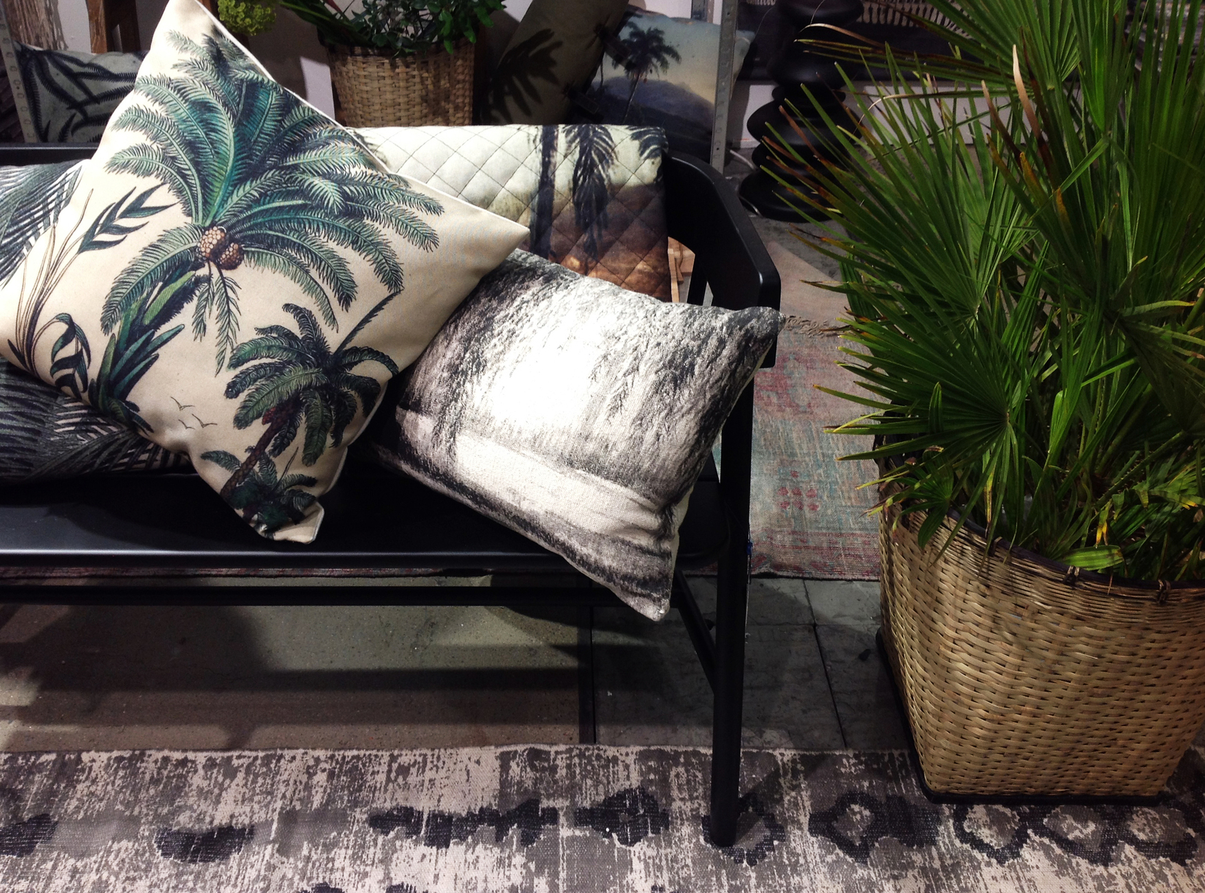 Von Bambus-Lampions bis Palmenwedel: Die Produktpalette des niederländischen Einrichtungshauses HK Living auf der diesjährigen Formex Designmesse.