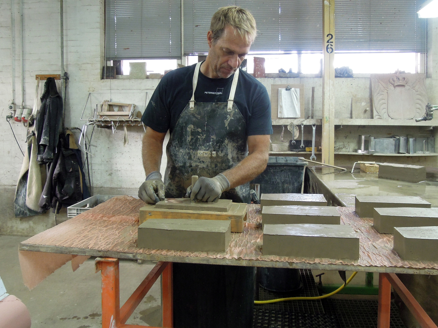 Depending on the series, hand-shaped bricks of different sizes can be made.