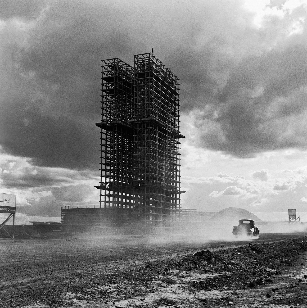 Kongressgebäude in Brasília im Bau, Oscar Niemeyer, Lucio Costa, Marcel Gautherot.