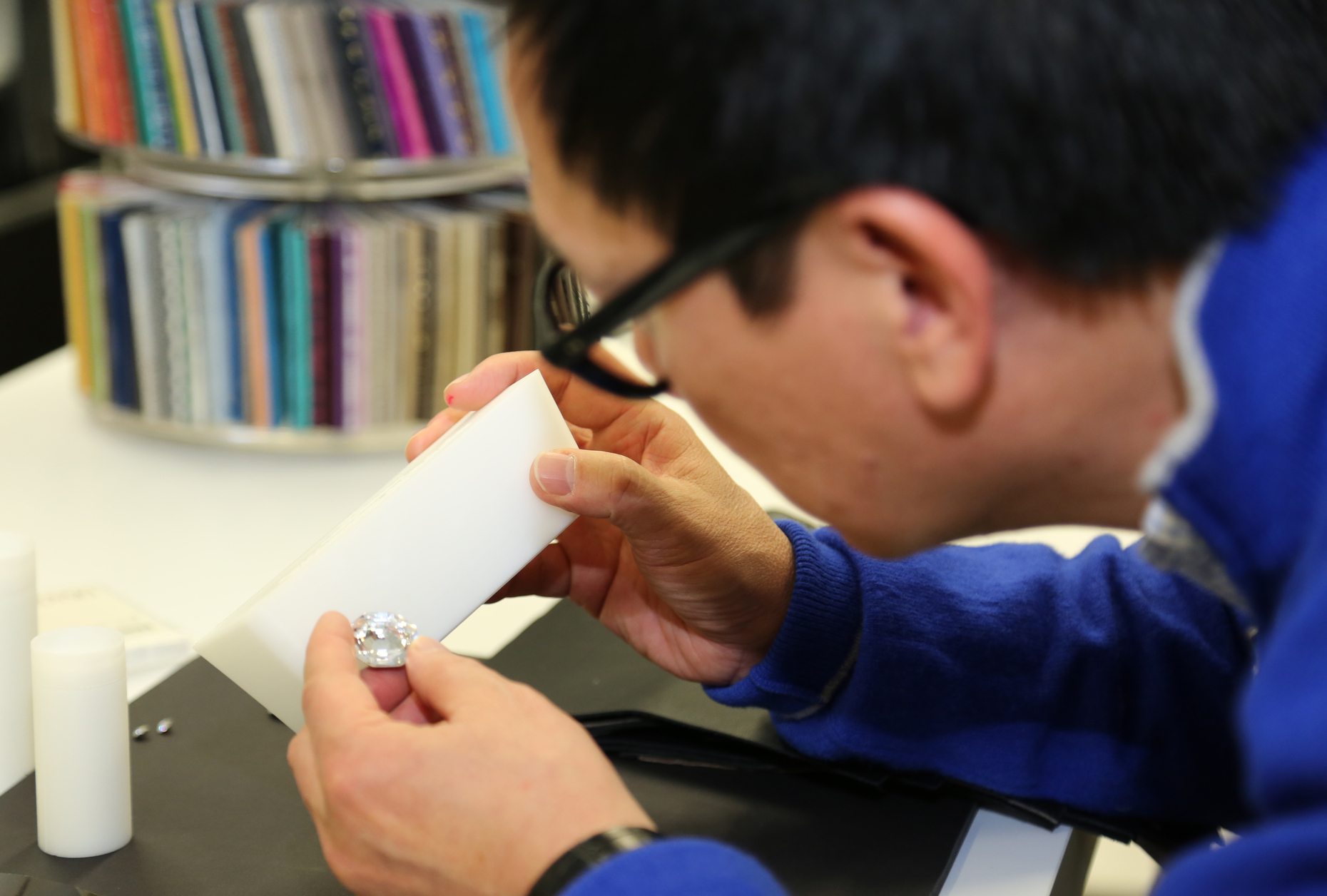 Tradition and craftsmanship: For the arrangement of the Swarovski crystals, he was inspired by the mountain silhouettes of the Chinese landscape painting "Shan Shui".