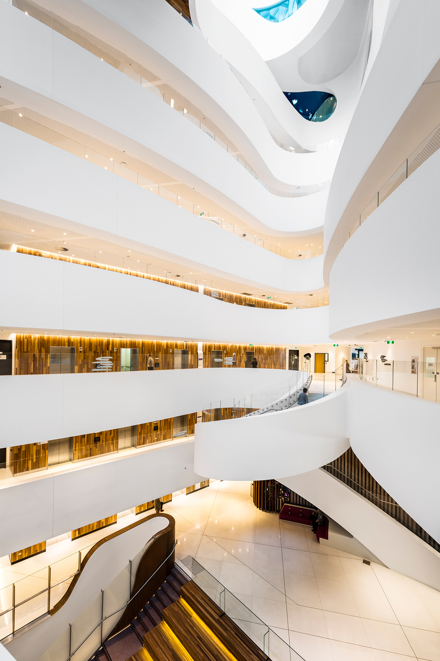 Weiße Rampe: Der schwungvolle, 130.000 Quadratmeter große Bau erinnert an das Guggenheim-Museum von Frank Lloyd Wright.