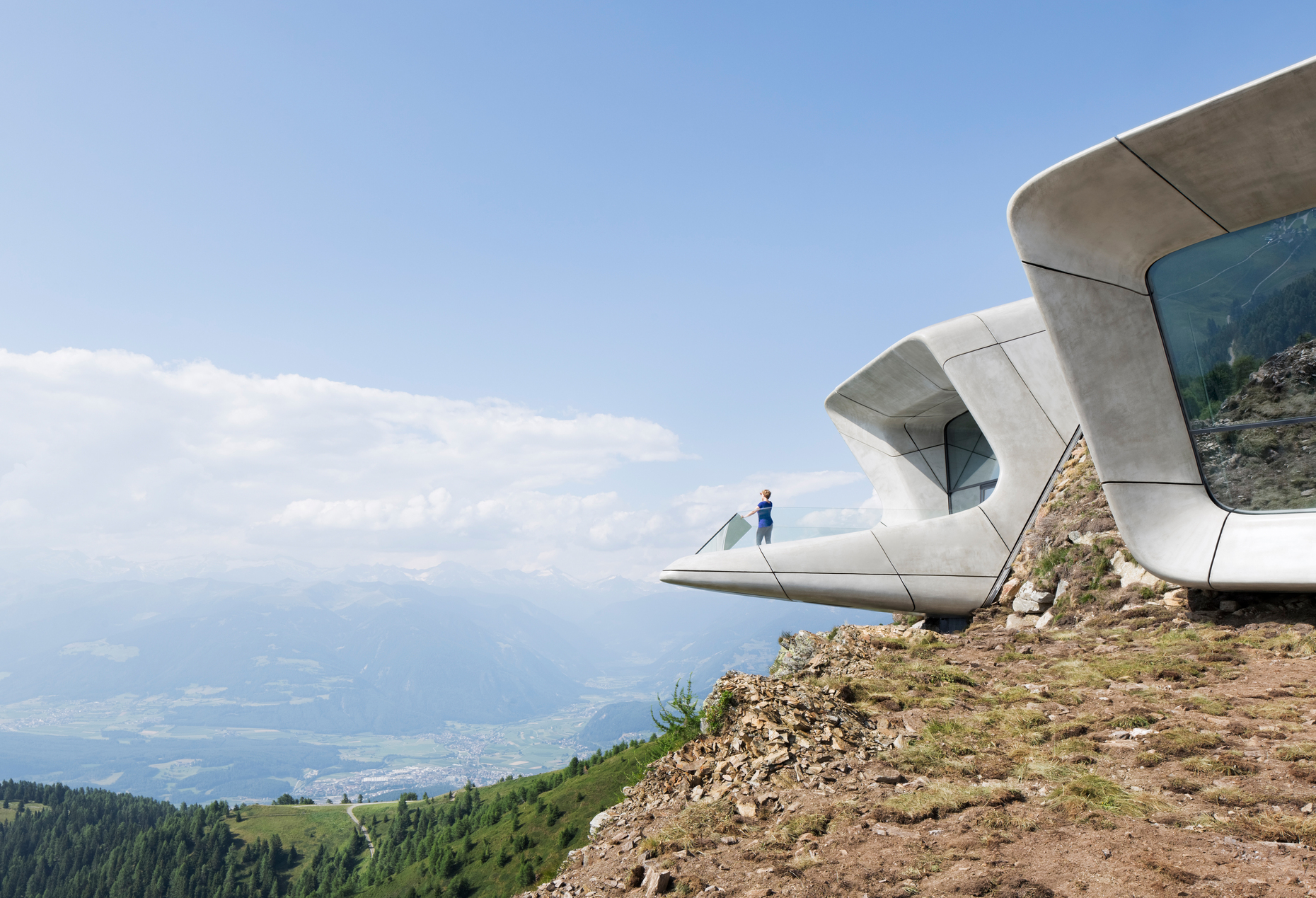The MMM Corones is located at a height of 2,275 meters.