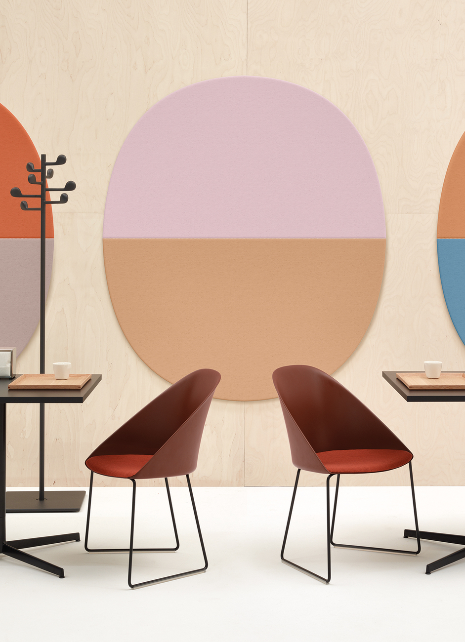 Thanks to a gentle curve silhouette "Cila" by Arper fits into the own four walls as well as the gastronomy.