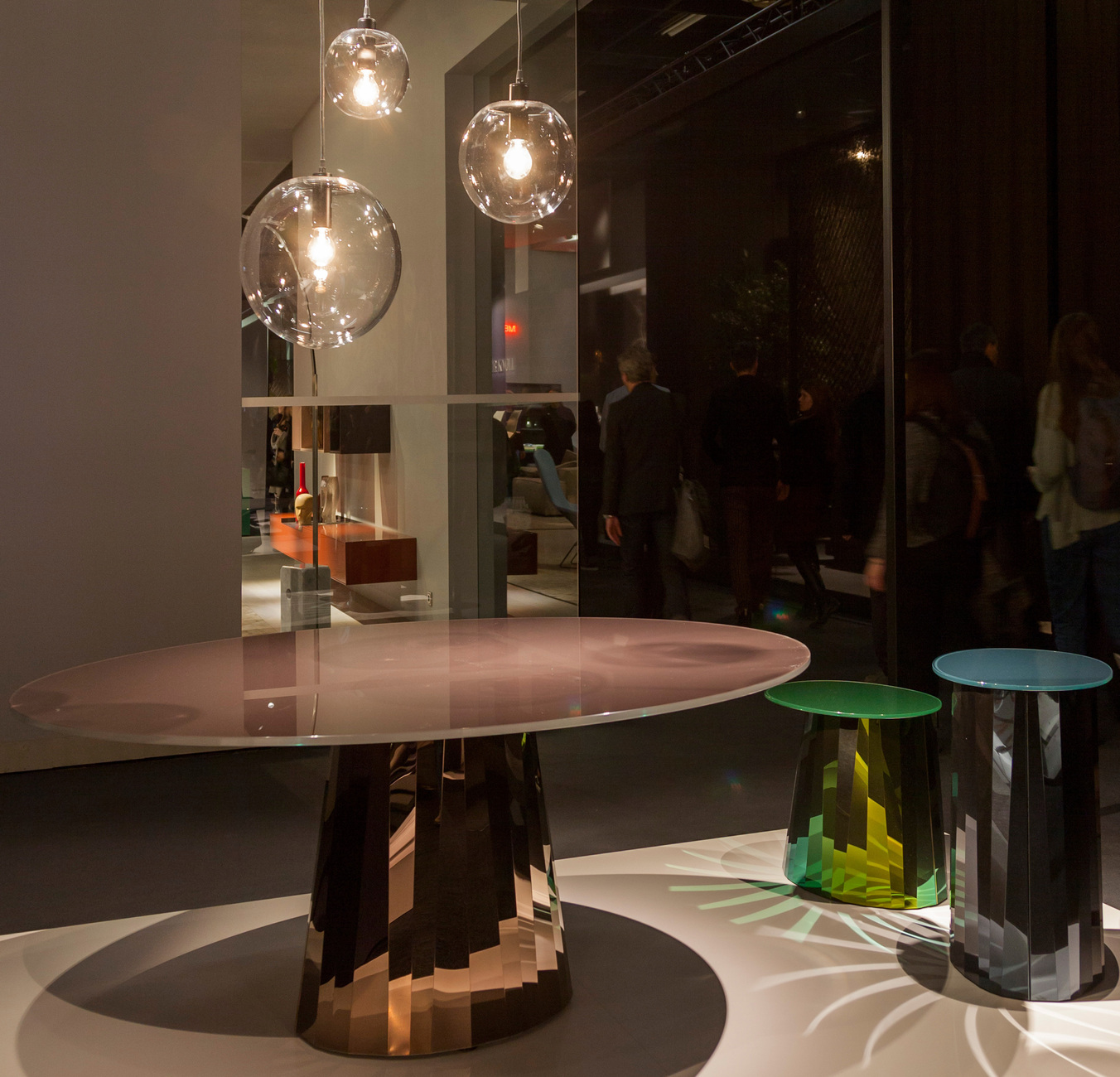 Nuancenreich: Victoria Wilmotte „Pli Table“ für Classicon schimmert in unterschiedlichen Farbabstufungen.