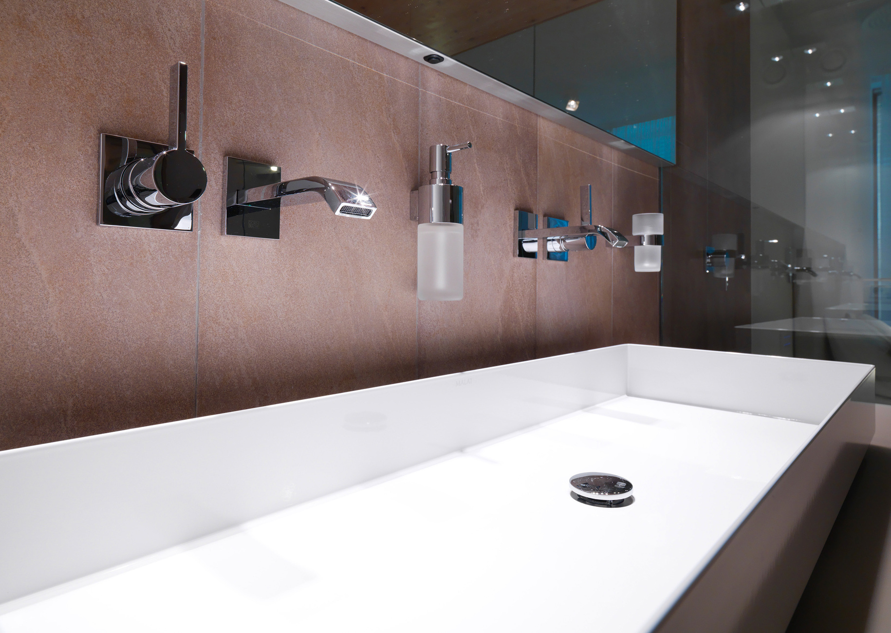 Filigree: The basins of the "Metaphor" series from Alape are made of only three millimeters thin steel enamel.