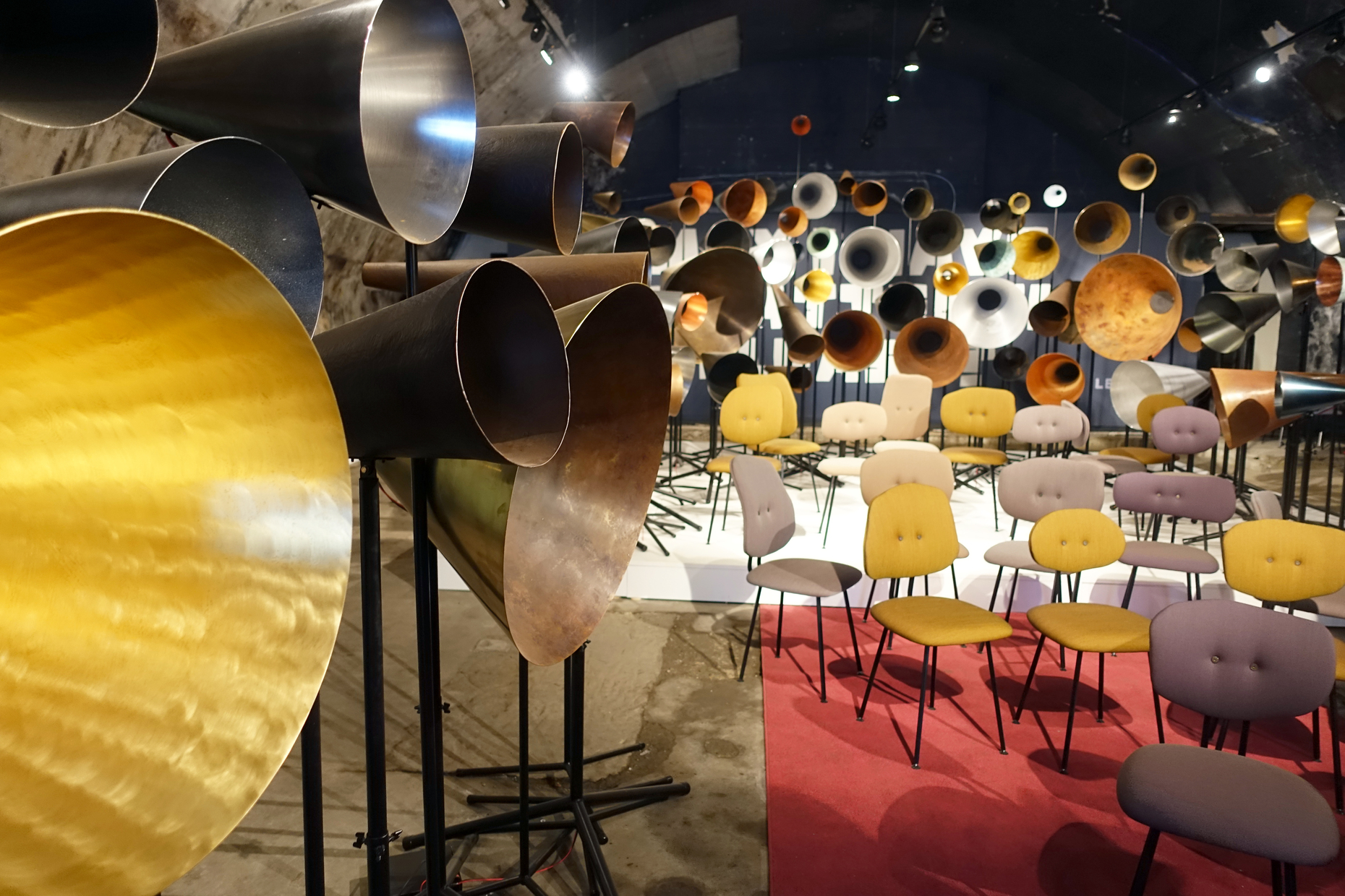 Installation und Stühle von Maarten Baas für Lensveld, Salone 2017