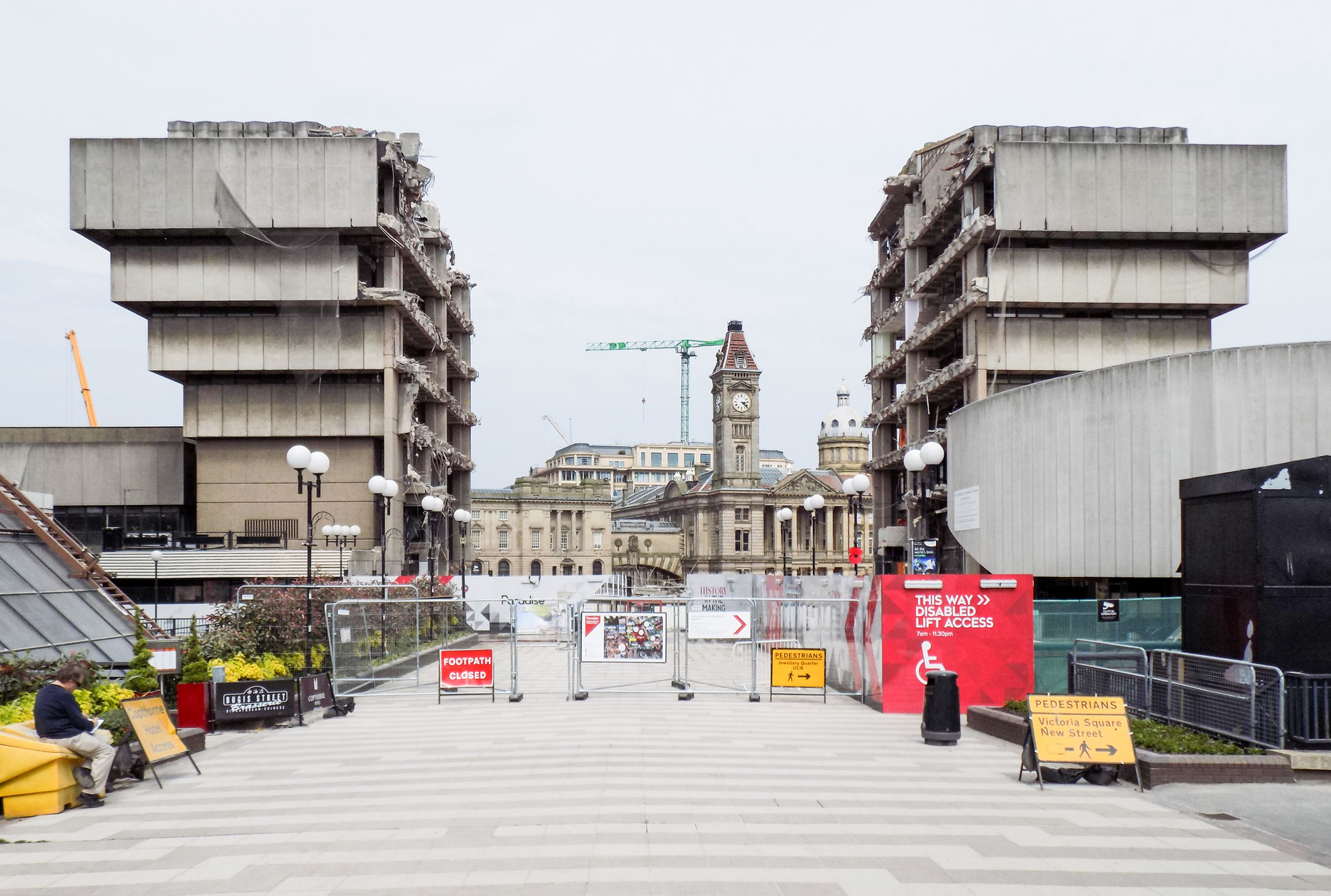 Die Birmingham City Library, erbaut 1969 bis 1973 von John Madin, wurde 2016 trotz Protesten abgerissen.