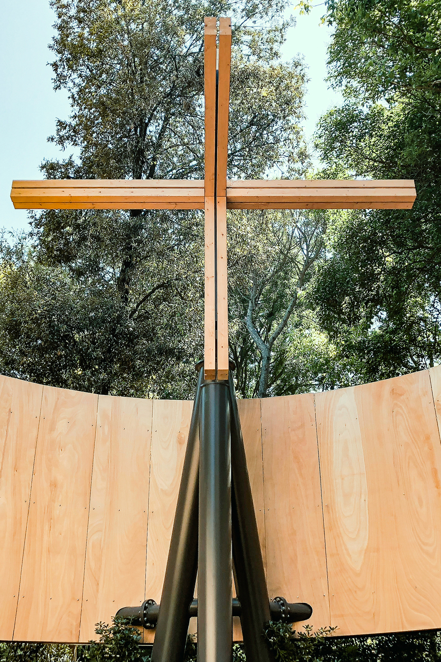 Kapelle von Javier Corvalán, Dreibein und Holzskulptur