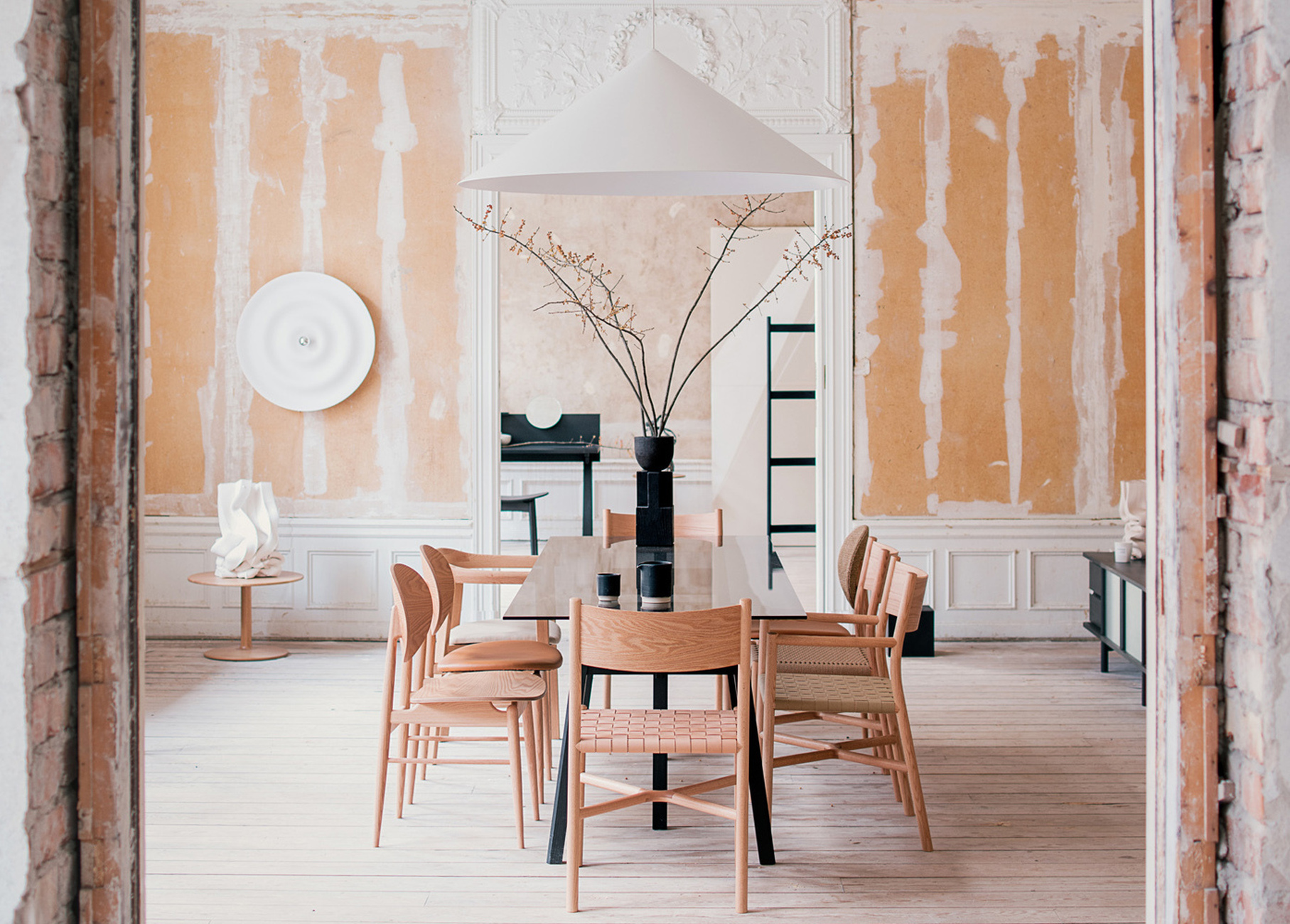 Table "Kadai", Chairs "Ariake Arm Chair", "Outline", "Holm"