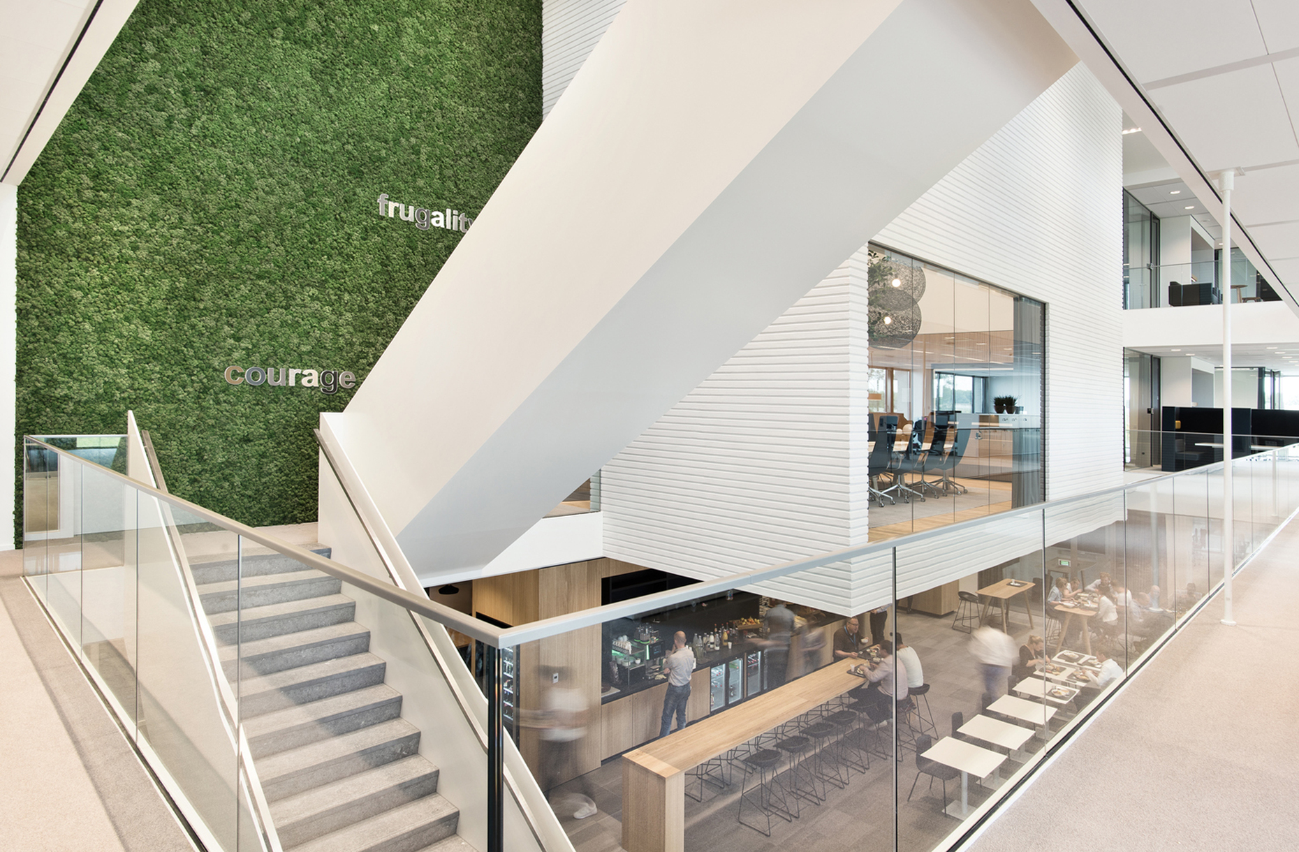 Gestaltet von Dreessen Willemse Architecten dient die zentrale "Össur World" mit "Aava" Stühlen von Arper als Treffpunkt und Restaurant.