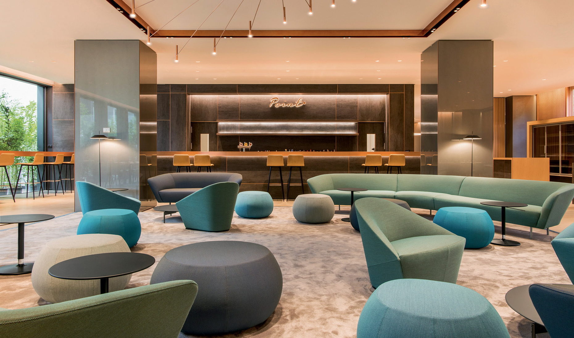 The hotel’s generous rooms feature elegant seating furniture by Arper which is equally suitable for business meetings and for creating a homelike atmosphere.