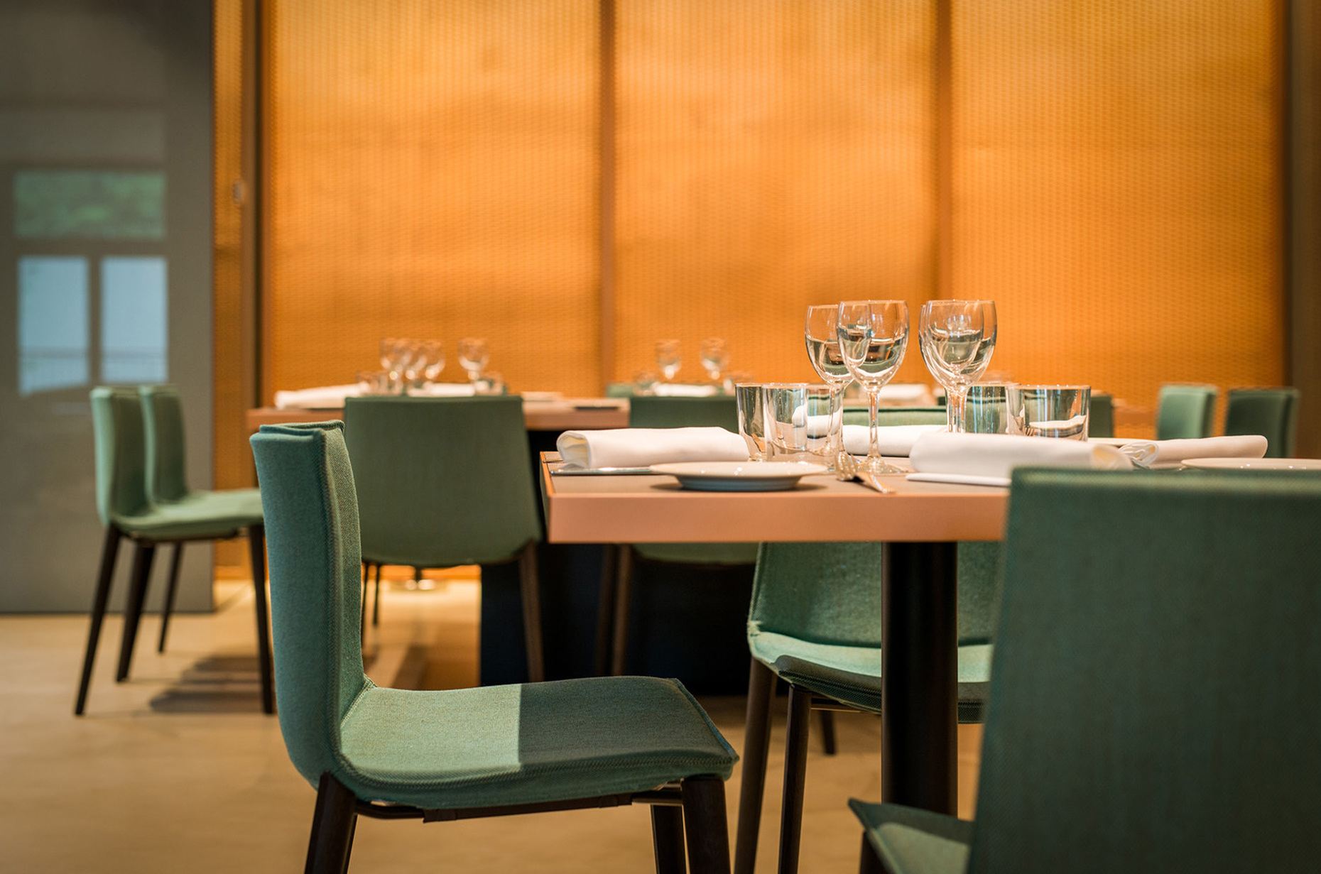 Arper’s furniture provides splashes of color. Their chair “Catifa 46” by Lievore Altherr Molina stacks and comes in a wide range of different versions.