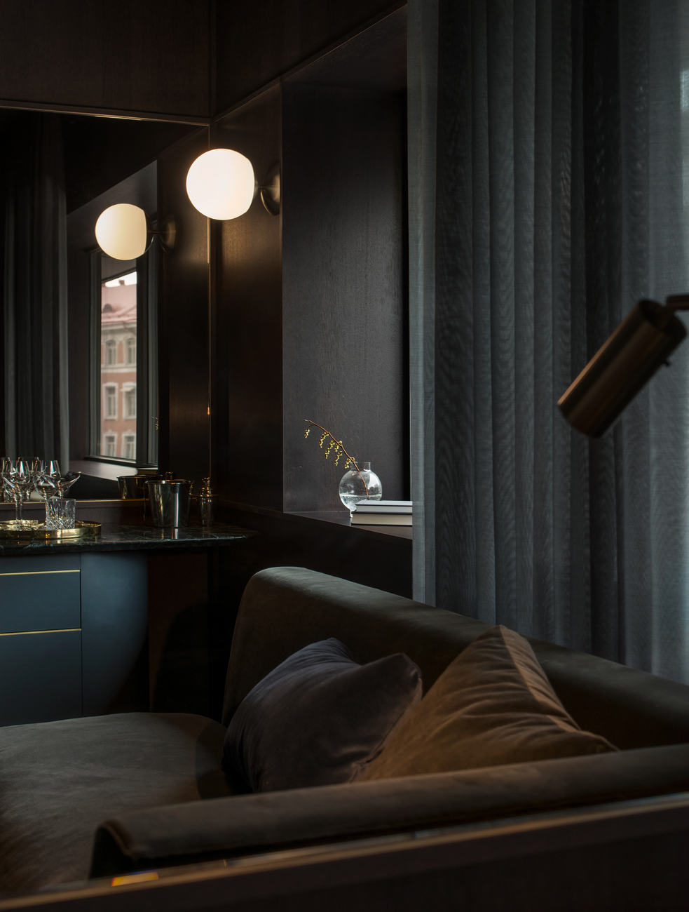 Für die Inneneinrichtung hat das Universal Design Studio Marmor, Stahl und Granit mit Edelhölzern und Naturleder kombiniert.