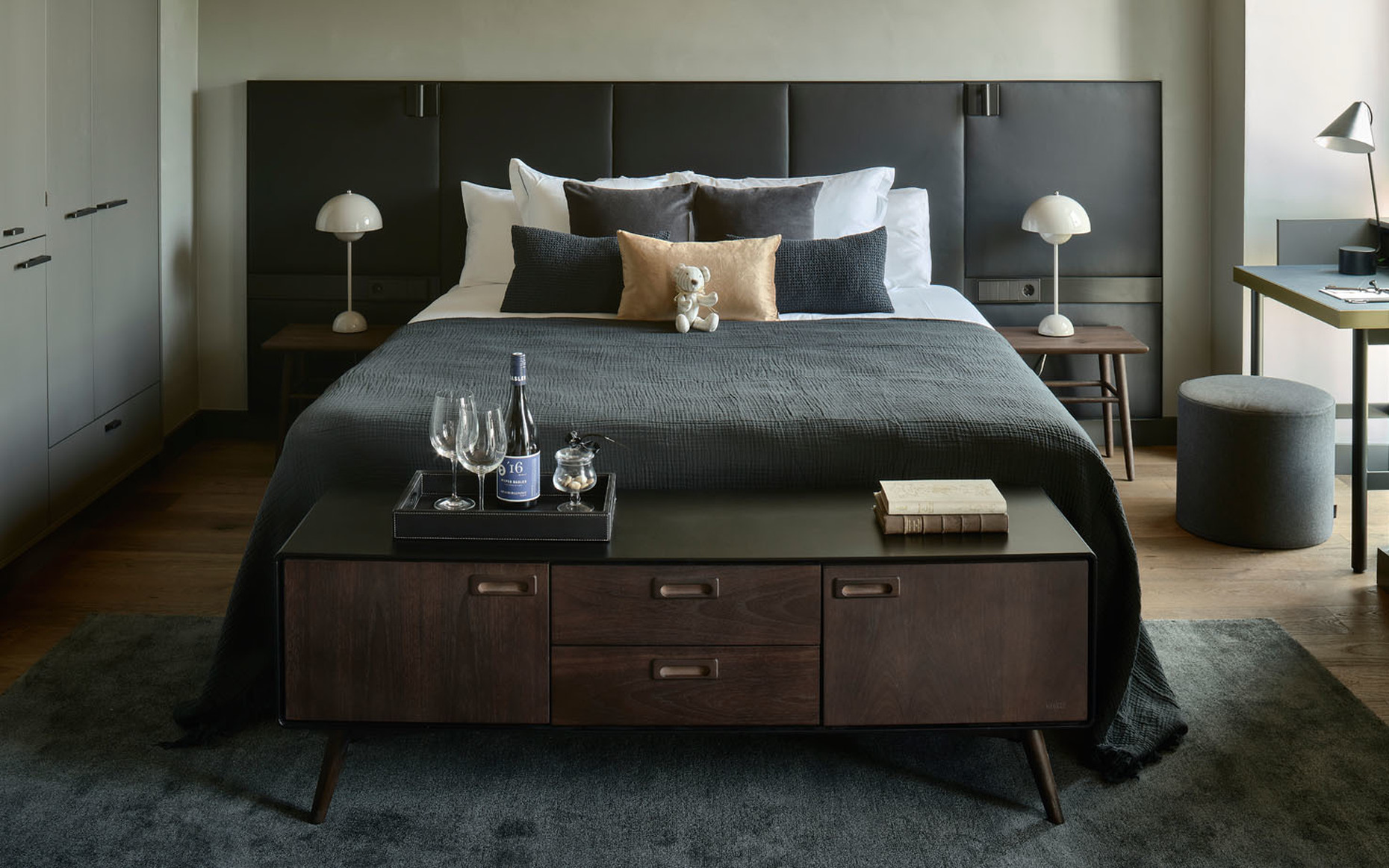 For the interior, Designstudio Knoblauch has chosen anthracite and black – in combination with white details.