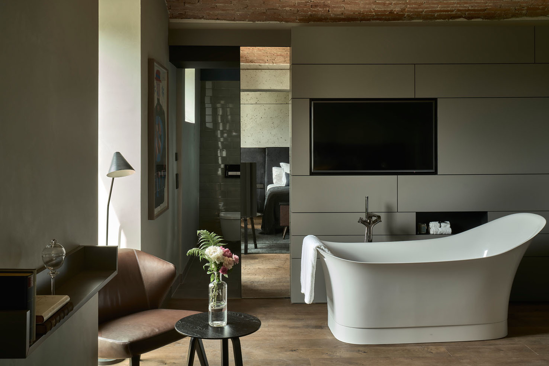 Optimal duo: The free-standing bathtub from the Axor-Urquiola collection and the floor-based bath tub mixer, Axor Citterio E.