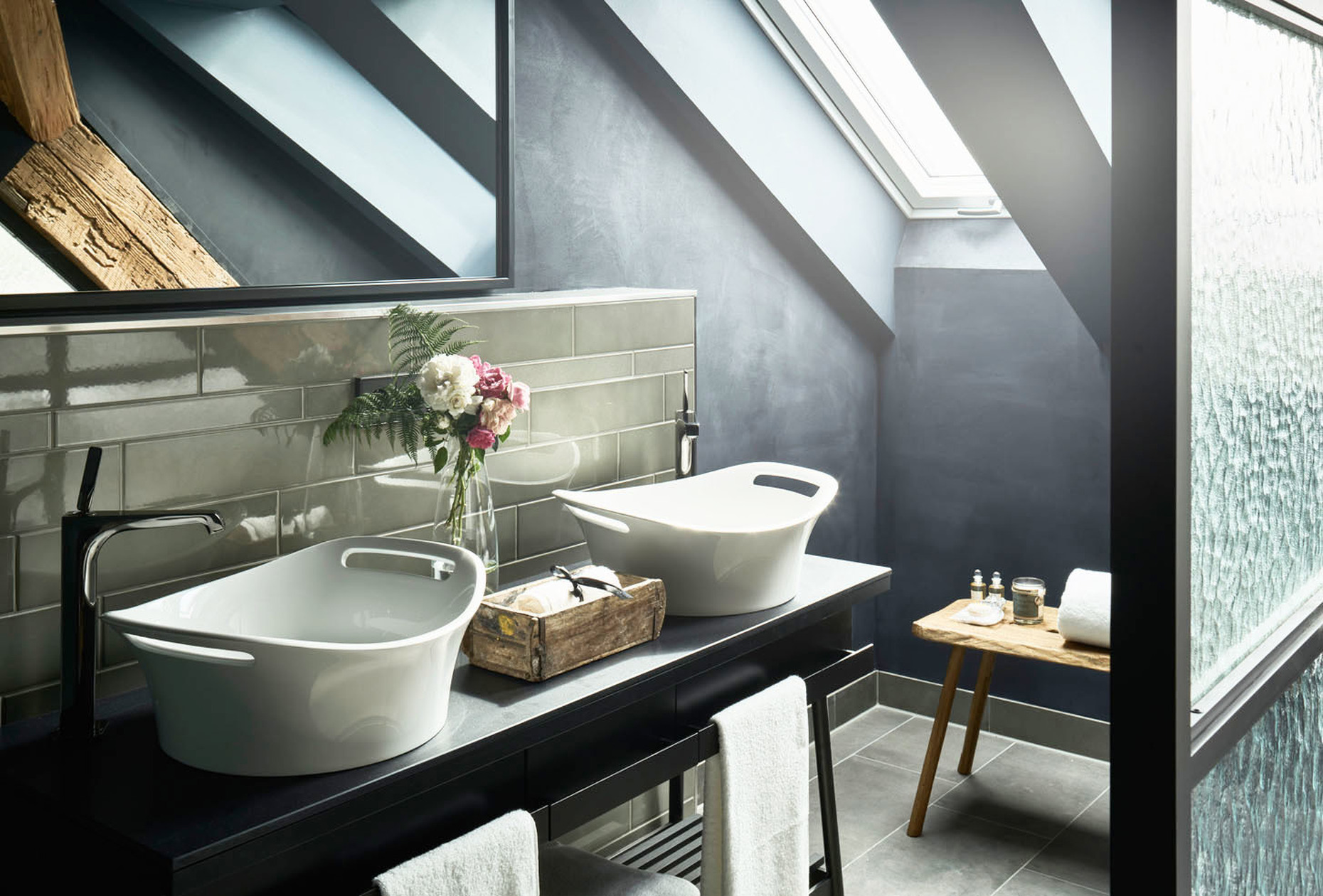 In line with the building’s historical ambience, the washstands courtesy of Spanish designer Patricia Urquiola are an homage to the traditional wash basin.