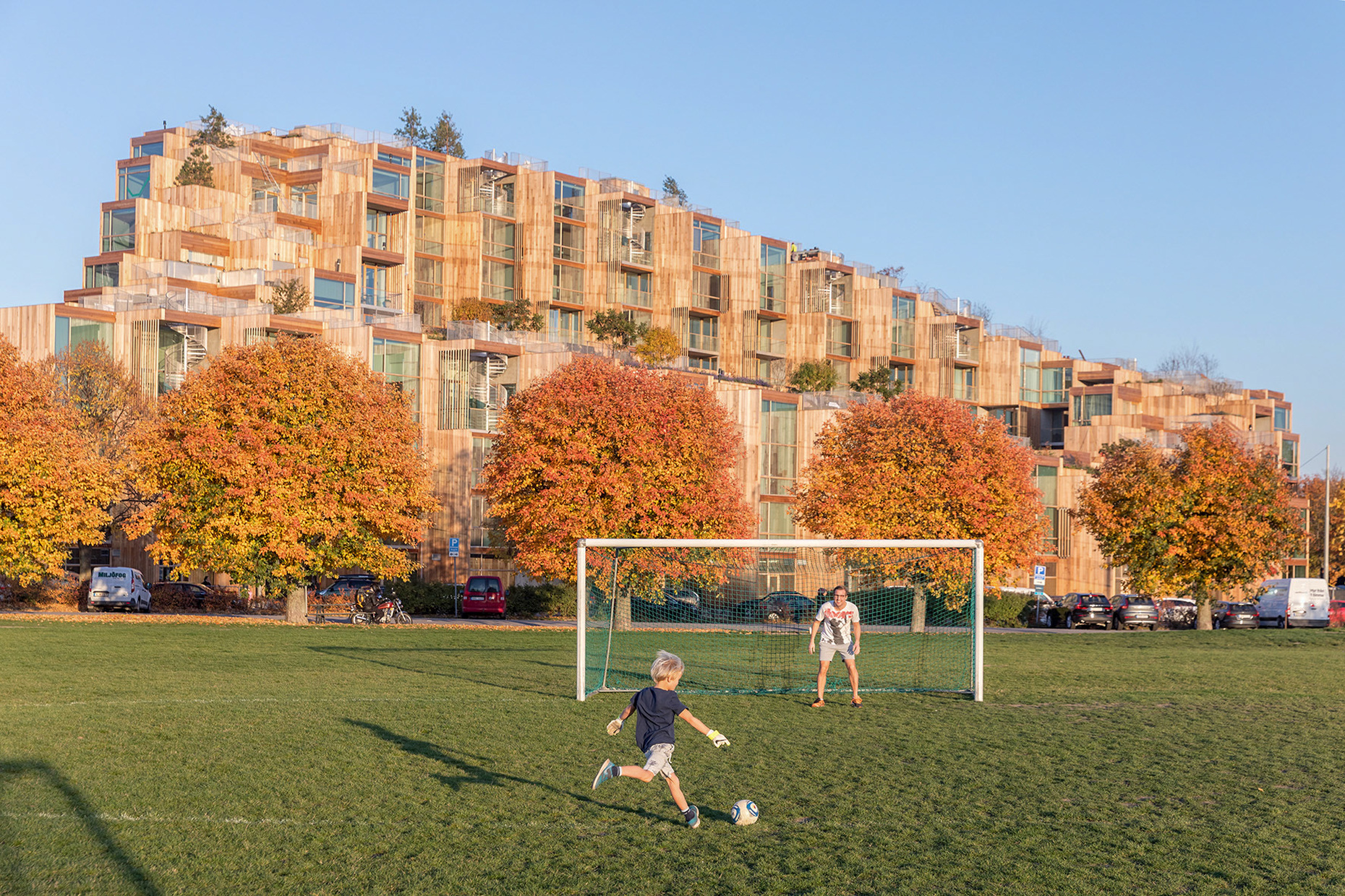 BIG's "79 & Park" residential complex borders on a large landscape park to which the complex turns its low side.