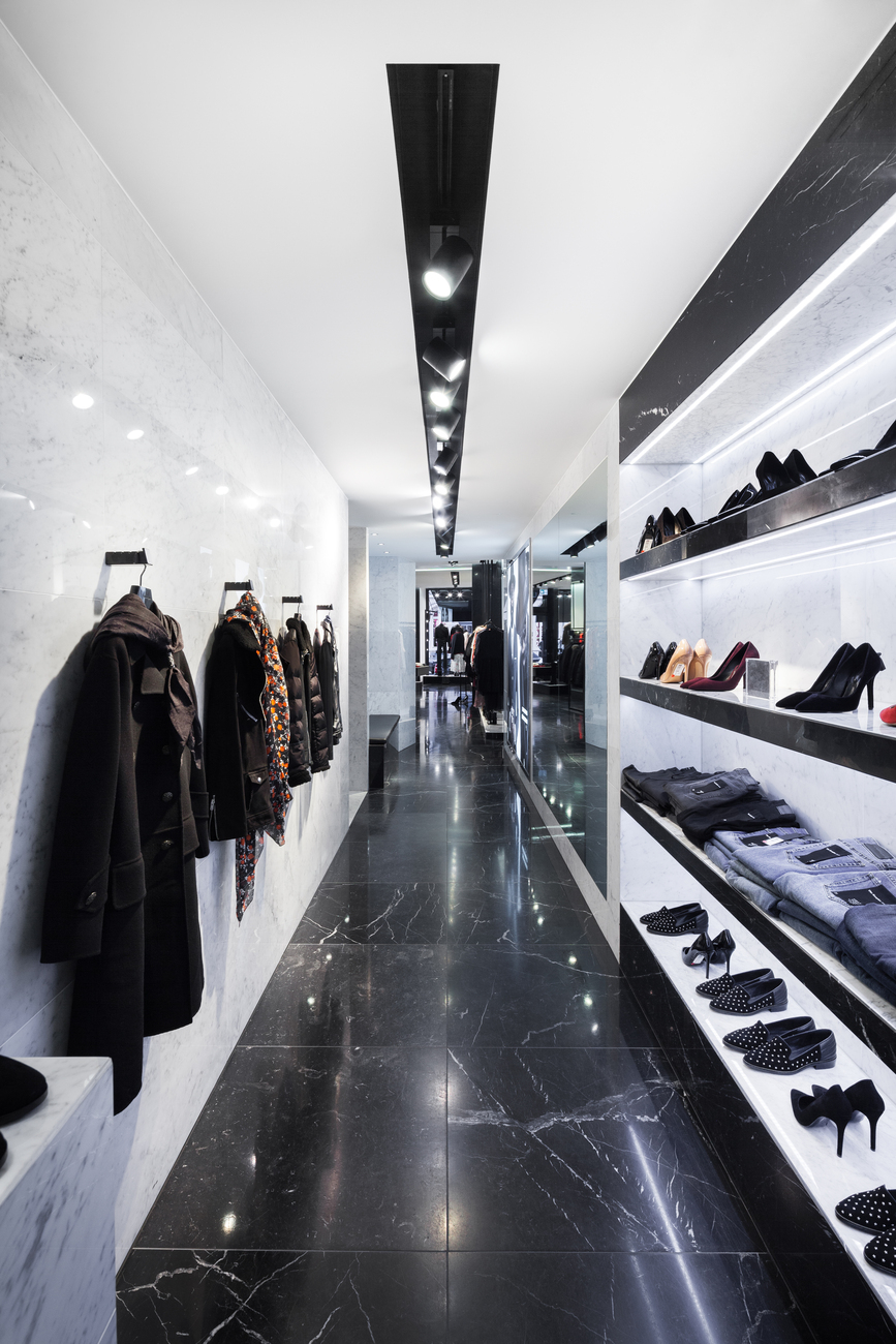 Variabel: Mit den drei Lichtszenarien des „Limbic Lighting“ hat Zumtobel ein Planungsinstrument entwickelt, das die Waren ins richtige Licht setzt.