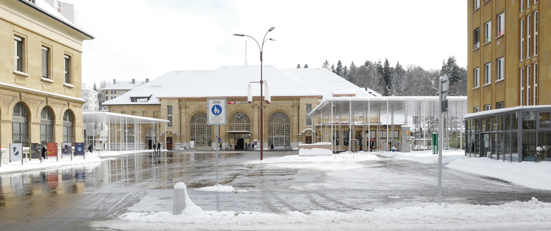 By opting for two roof sections the sight line from the city onto the station building is retained.