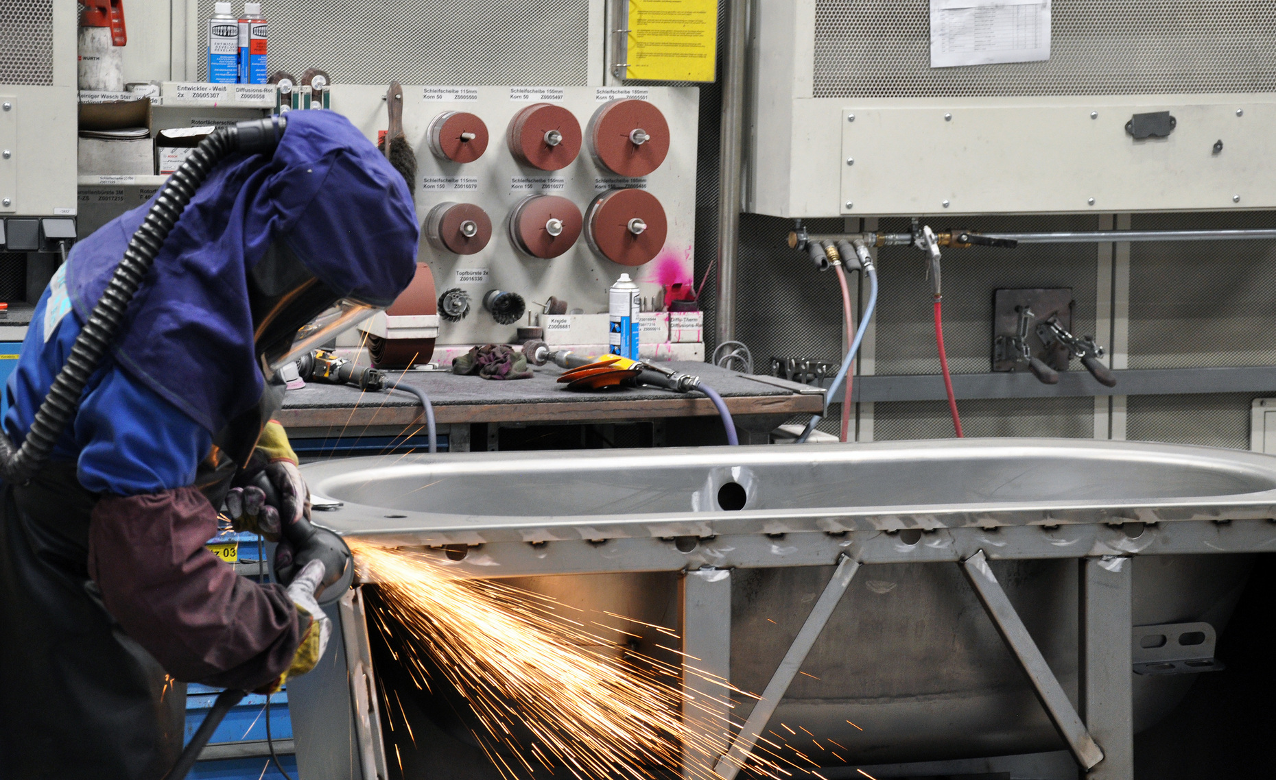 Fine grinding: The welding seam is finished by hand.