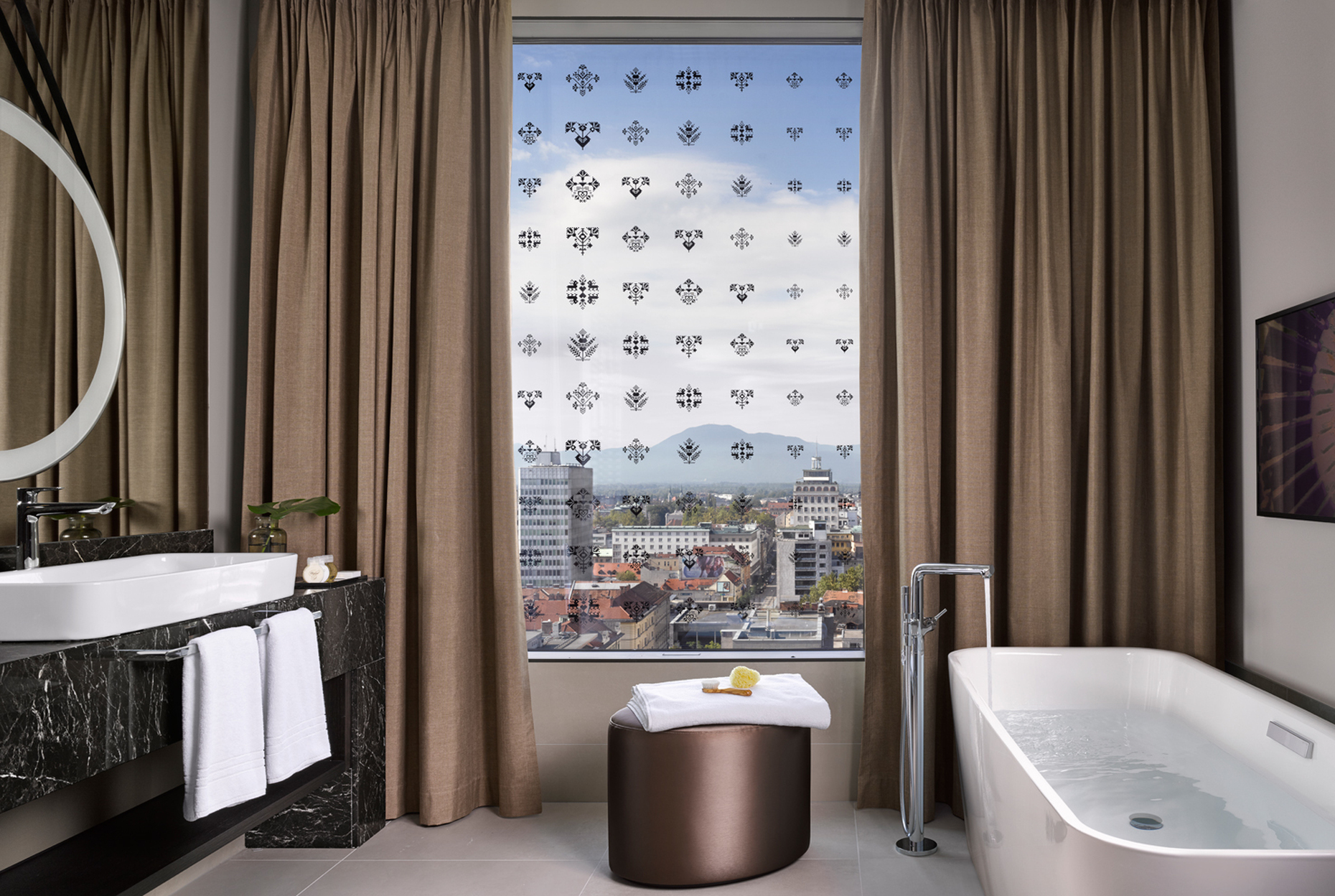 The guest bathrooms with daylight include free-standing bath from the “BetteArt” series.