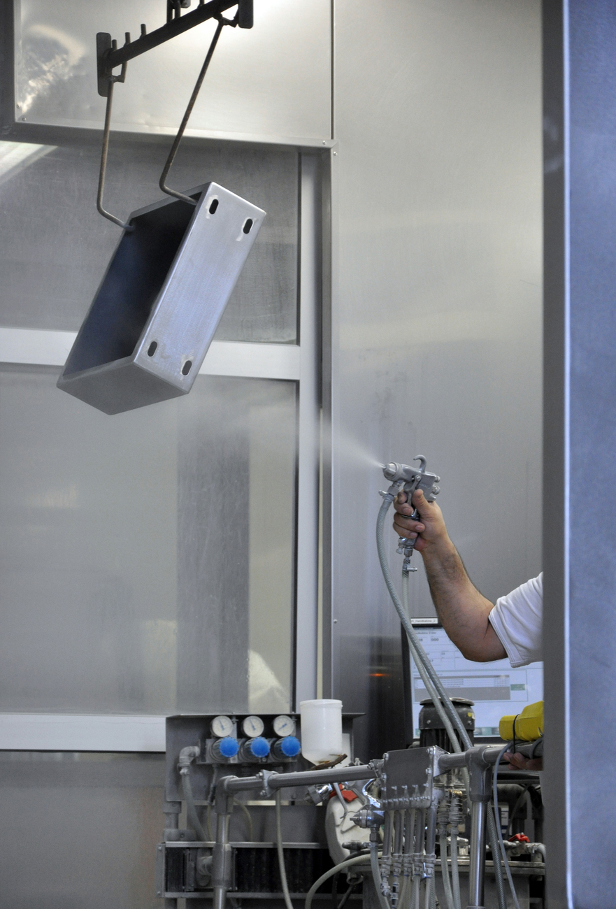 Precise craftsmanship: The glass enamel is sprayed by hand onto the tubs.