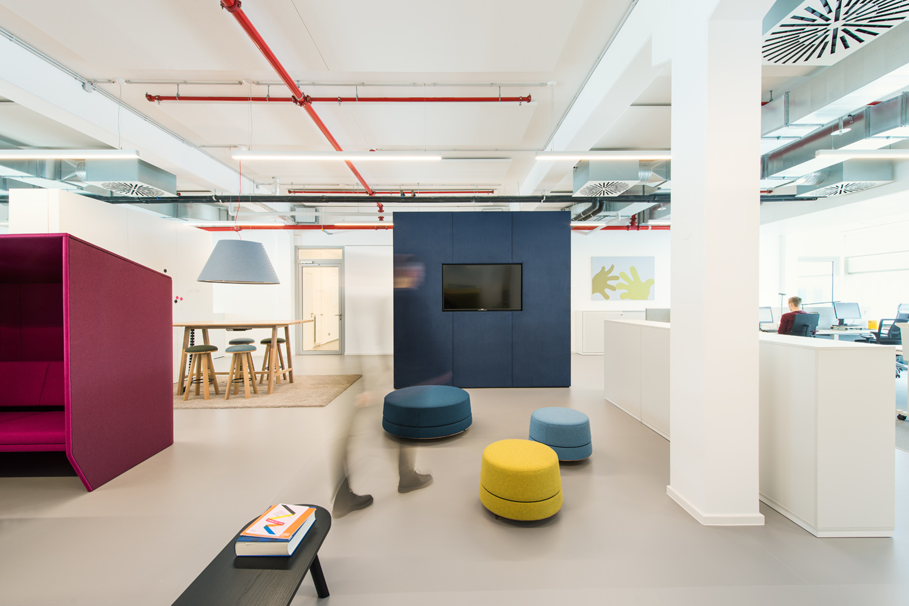 Sam und Planktons Architects unterteilten in das Großraumbüro mit Produkten von Buzzispace in funktionale Zonen.