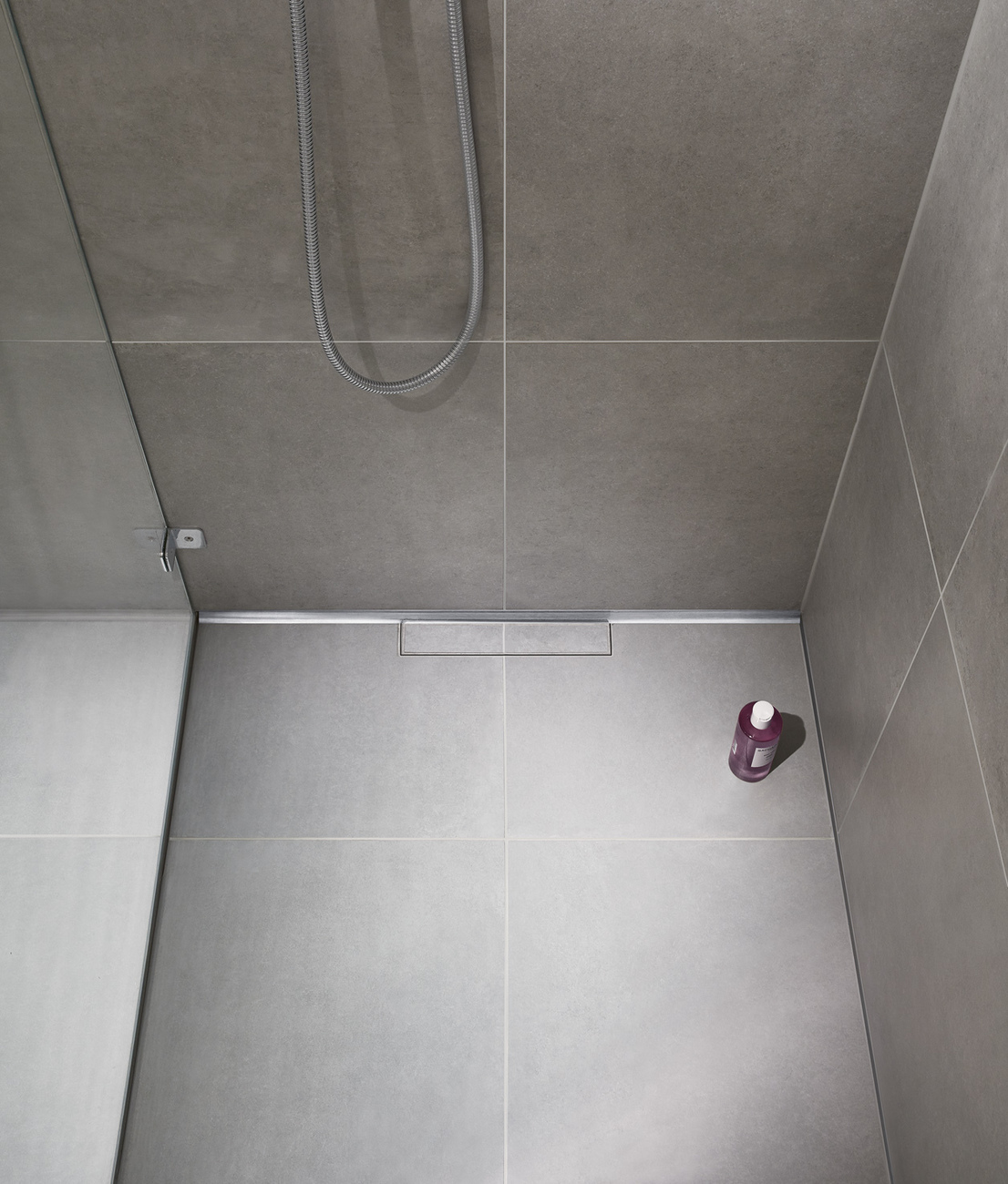 CeraWall Individual wird in Längen von 800 bis zu 2000 Millimetern angeboten – jede Rinne lässt sich nochmals ablängen, was den nischenbündigen Einbau ermöglicht.