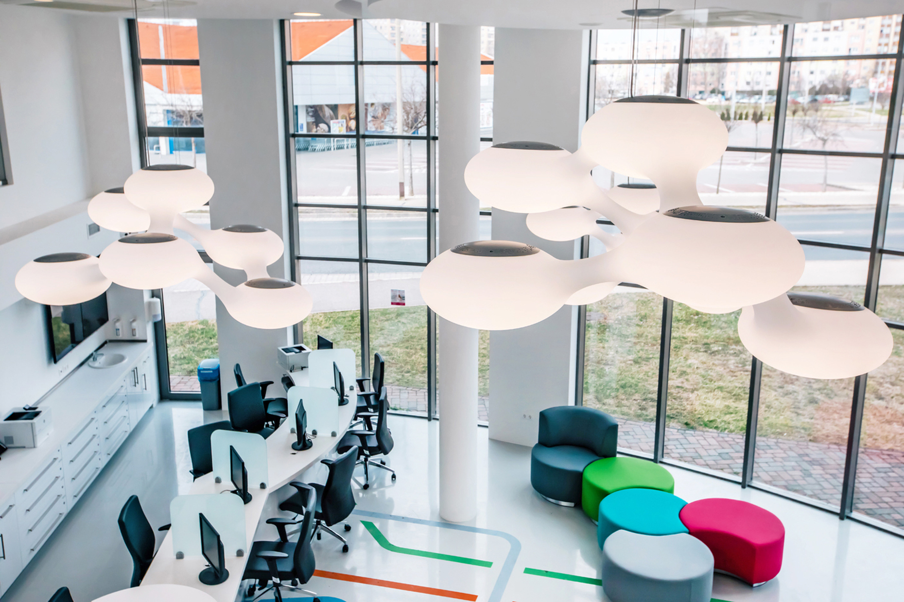 With its molecular structure and together with the cheerful colors of the seating and spinning, "Cosmo" loosens the clinical atmosphere.