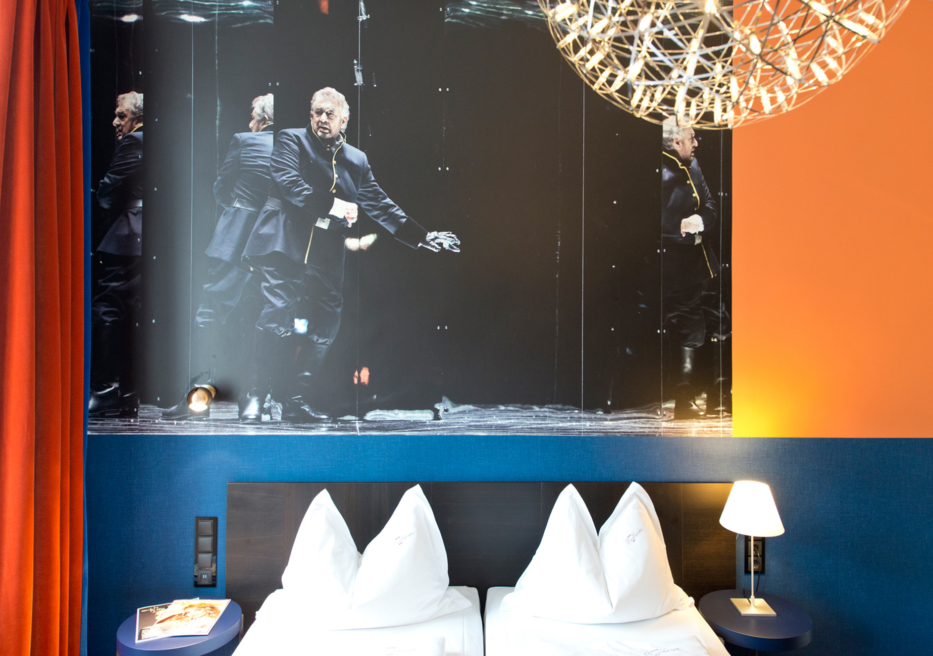Each of the six floors was given a Vienna-related theme and decorated accordingly – say, with stage photos from the nearby “Theater an der Wien”.