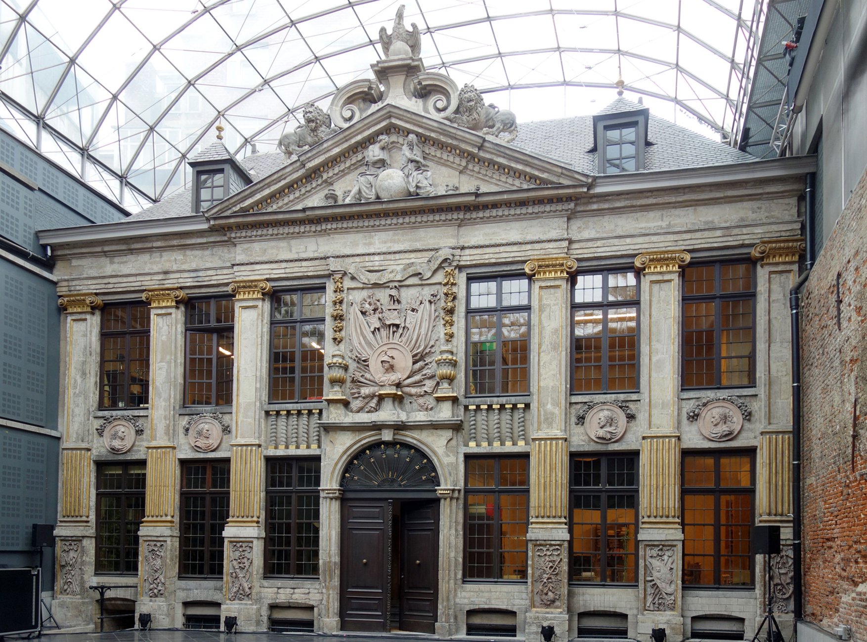 The culture venue “La Maison du spectacle La Bellone” is a magnificent mansion dating back to 1697. It was designed by architect Jean Cosyn.